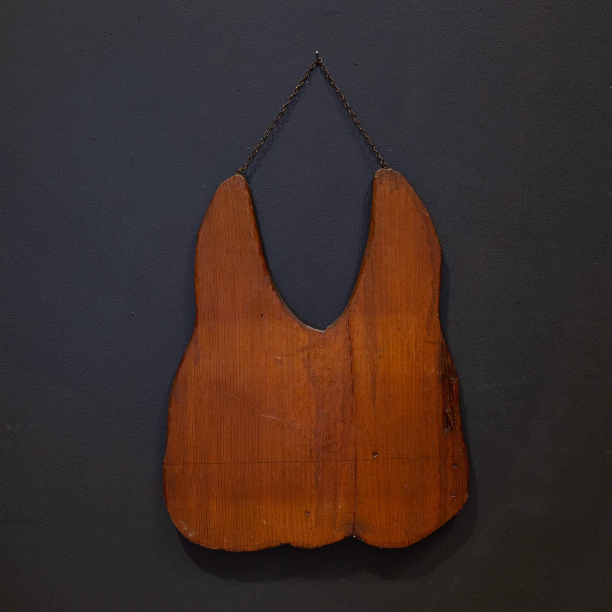 ACERCA DE

Rótulo comercial de dientes de dentista de madera de una cara con letras doradas y negras. Pintado y tallado a mano. 

Se muestra con un modelo de mano a escala real. 

    CREADOR Desconocido. 
    FECHA DE FABRICACIÓN c.1940.
   