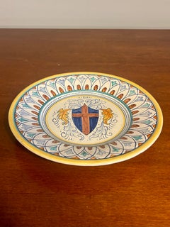 Placa de pared de Deruta pintada a mano con escudo heráldico