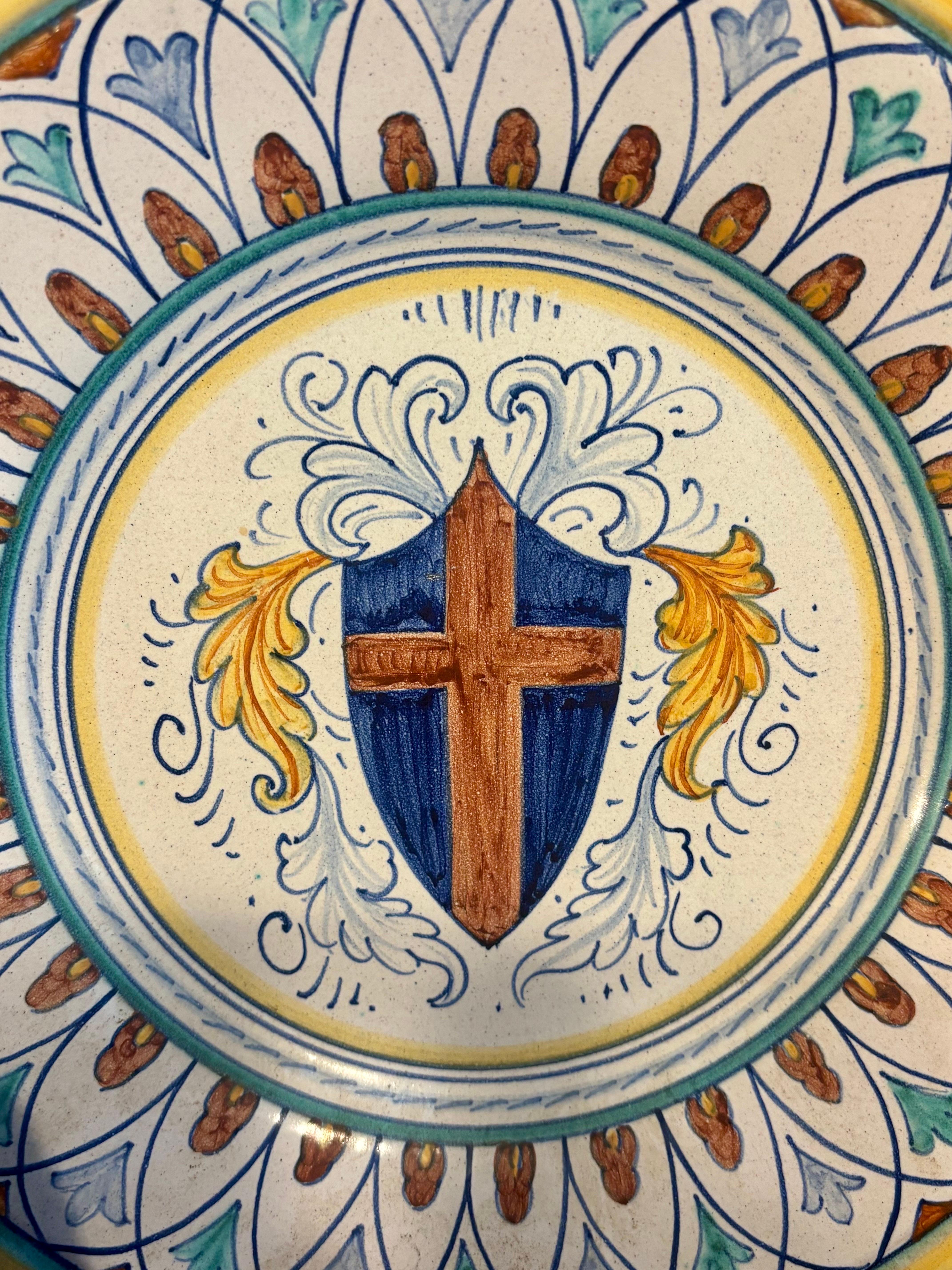 20ième siècle Plaque murale Deruta peinte à la main avec armoiries héraldiques en vente