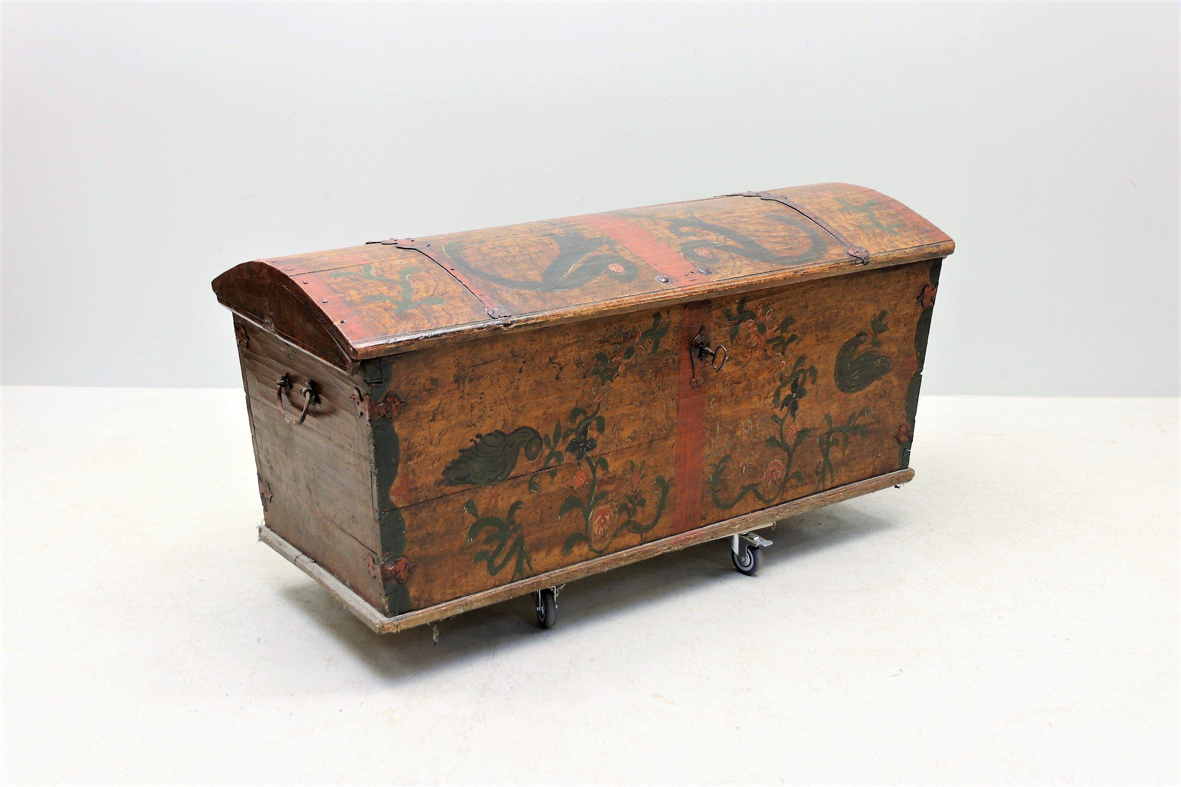 Swedish Hand-Painted Domed-Top Trunk, ca. 1799 For Sale