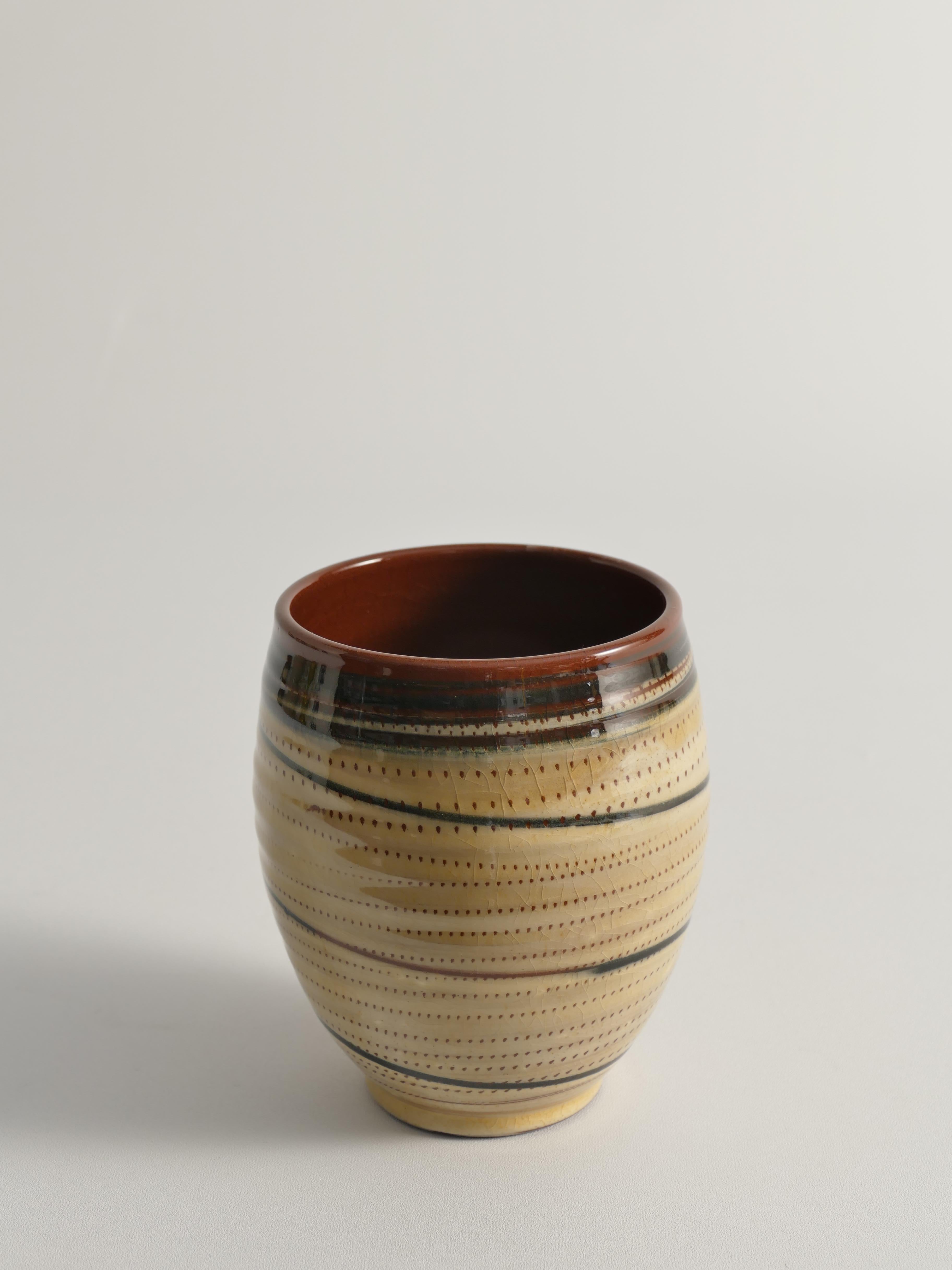 Autre Vase en faïence peint à la main avec décor graphique crème et noir, Suède en vente