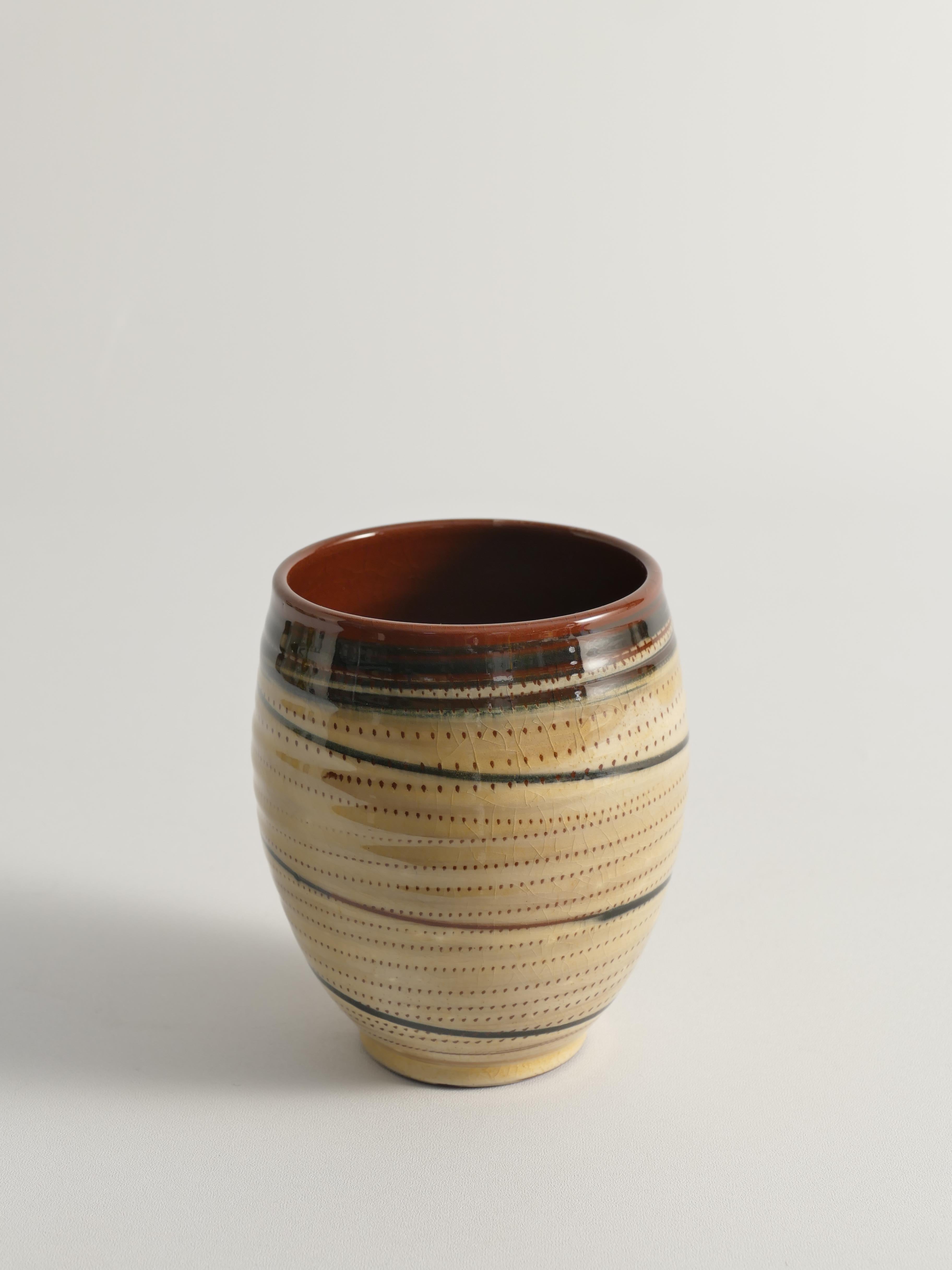 Suédois Vase en faïence peint à la main avec décor graphique crème et noir, Suède en vente