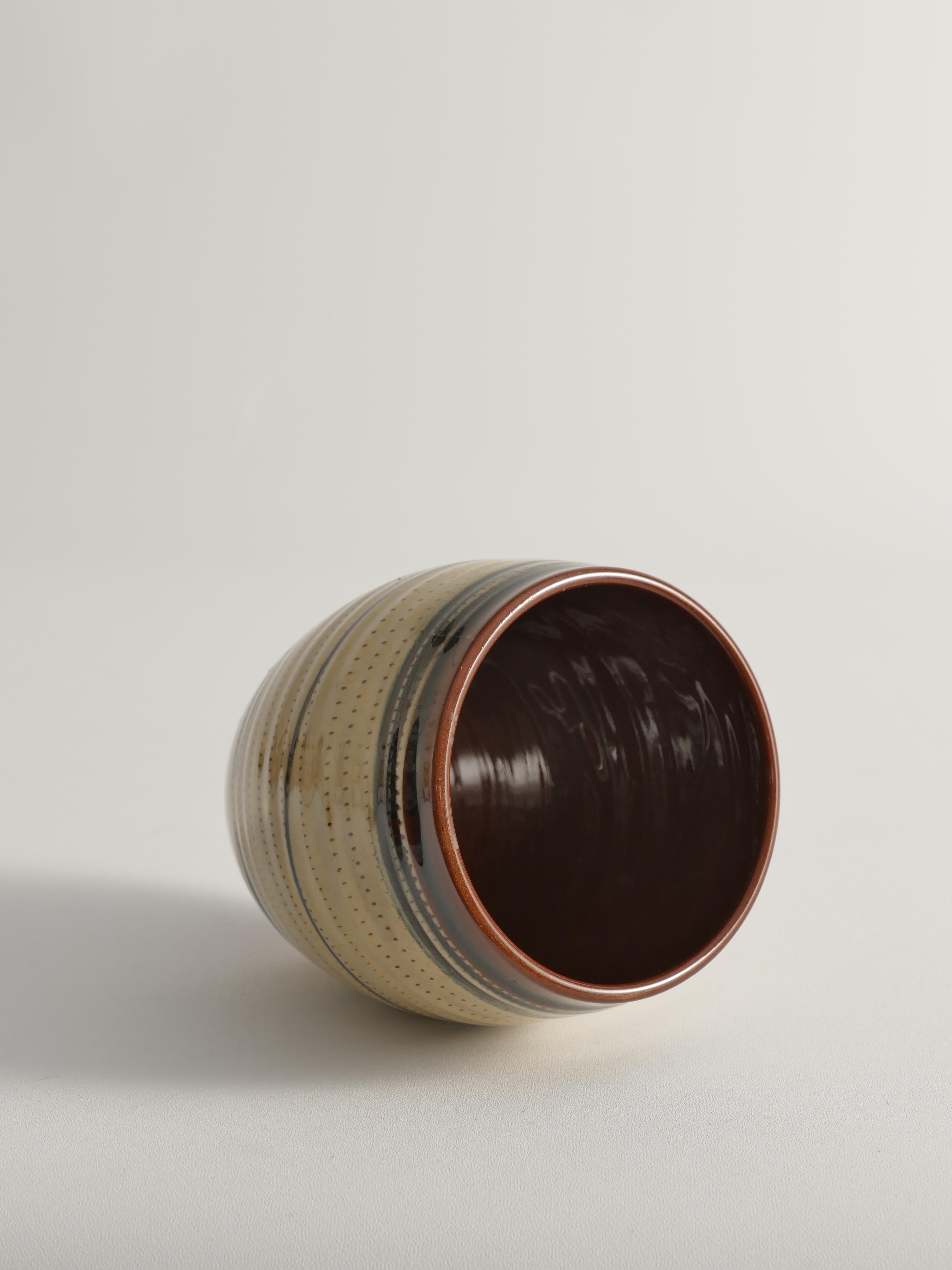 Vase en faïence peint à la main avec décor graphique crème et noir, Suède Bon état - En vente à Grythyttan, SE
