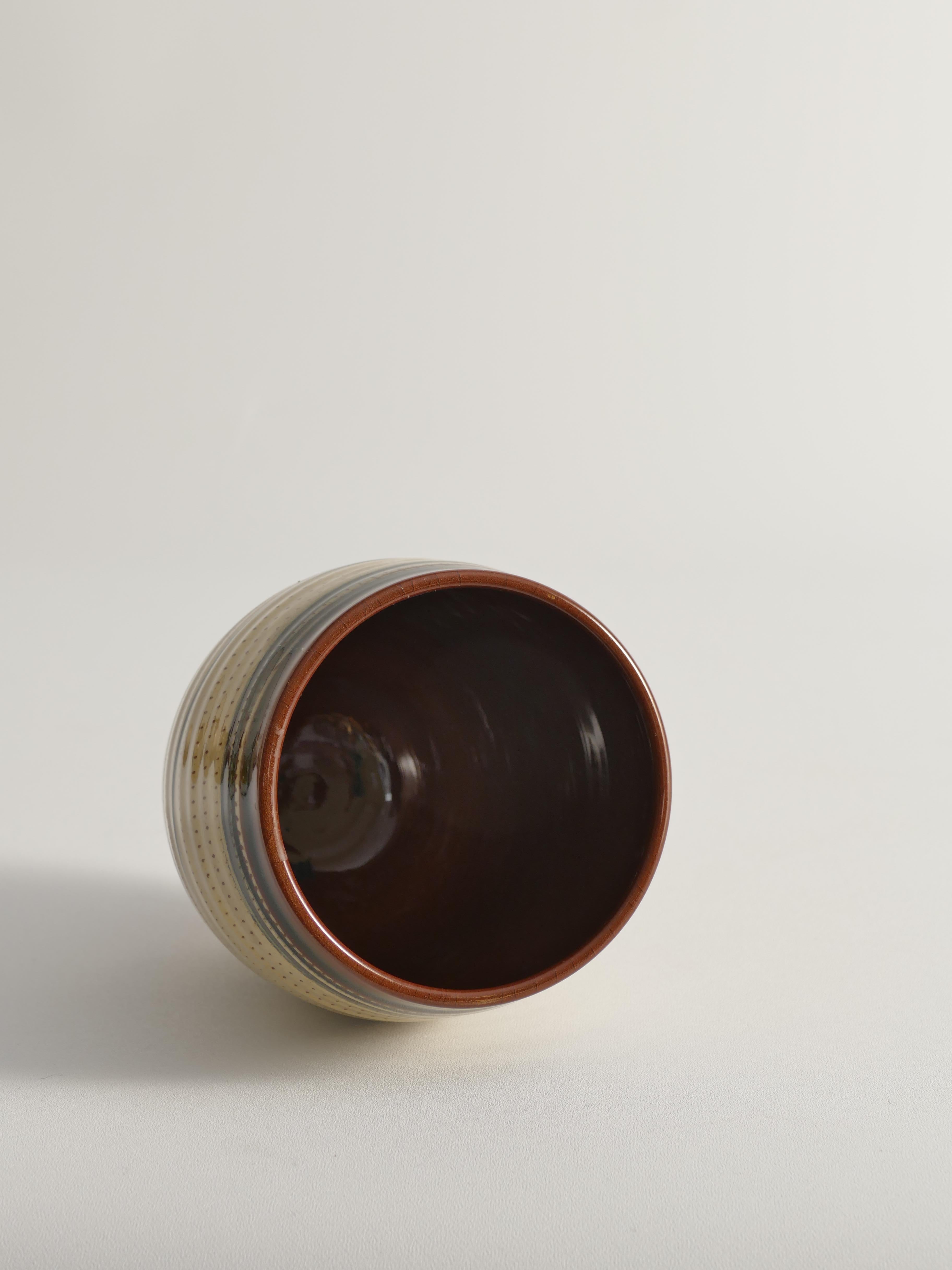 20ième siècle Vase en faïence peint à la main avec décor graphique crème et noir, Suède en vente