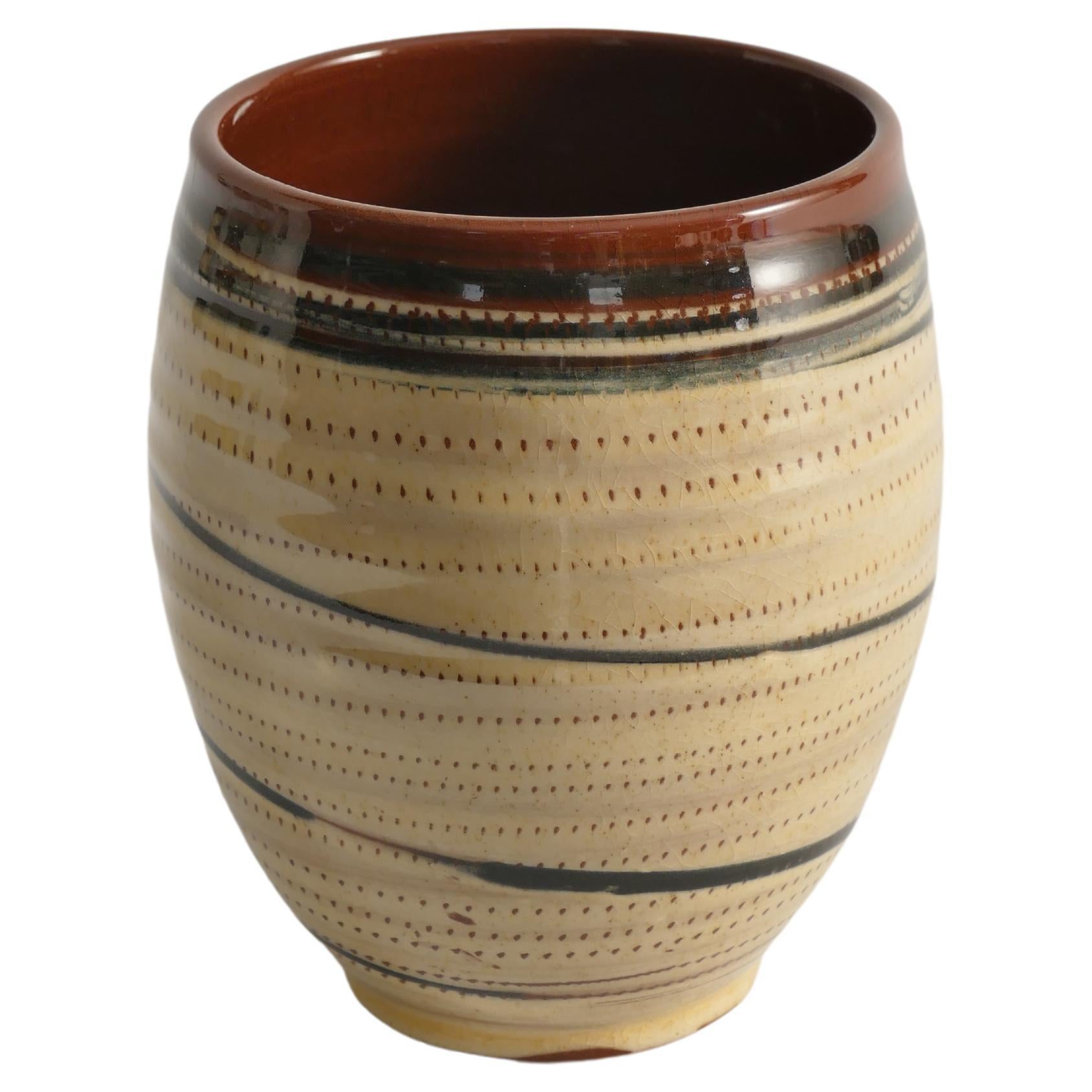 Vase en faïence peint à la main avec décor graphique crème et noir, Suède en vente