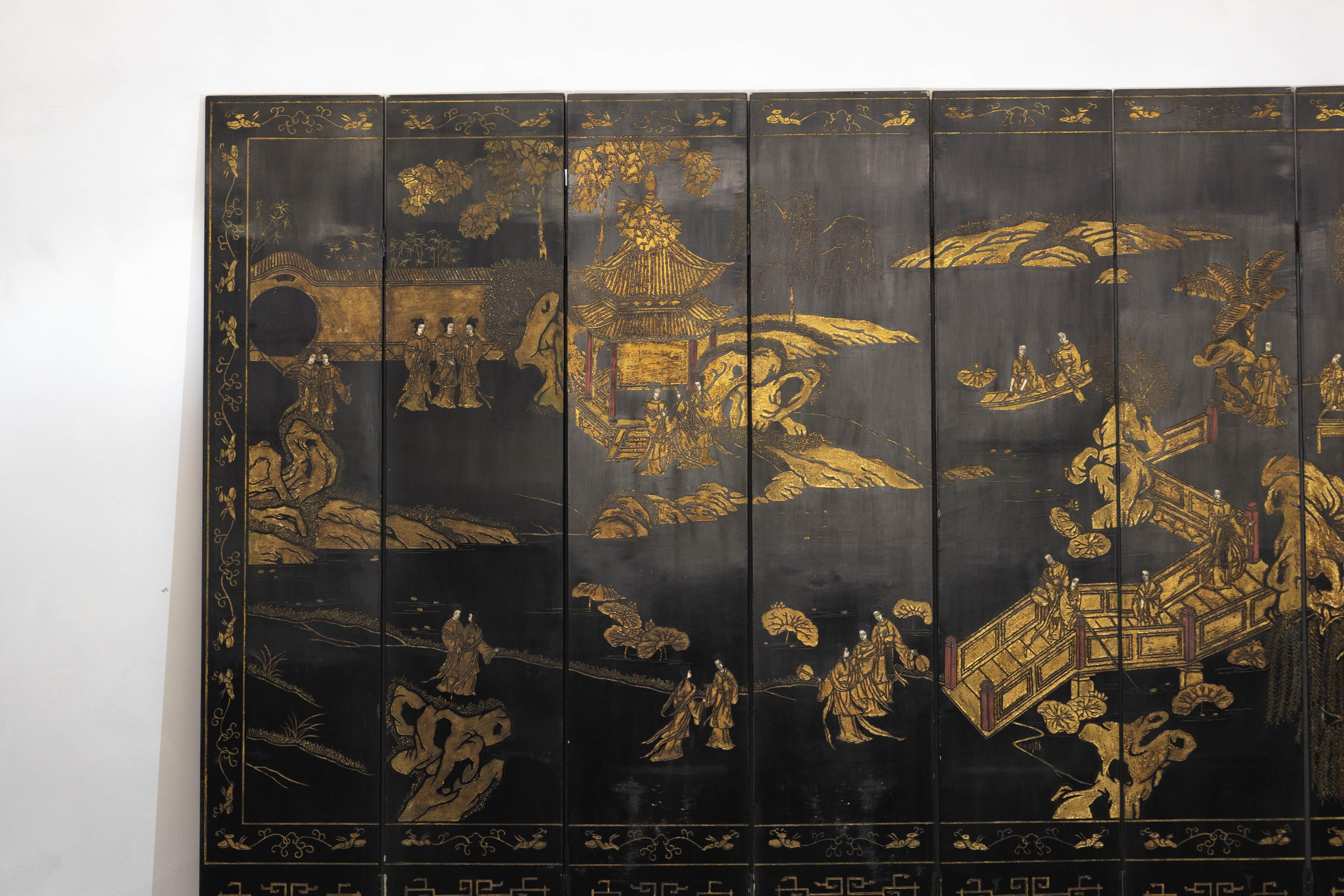 Hand-Painted Eight-Panel Black Lacquer Chinoiserie Screen with Gilt Court Scene In Good Condition For Sale In Yonkers, NY