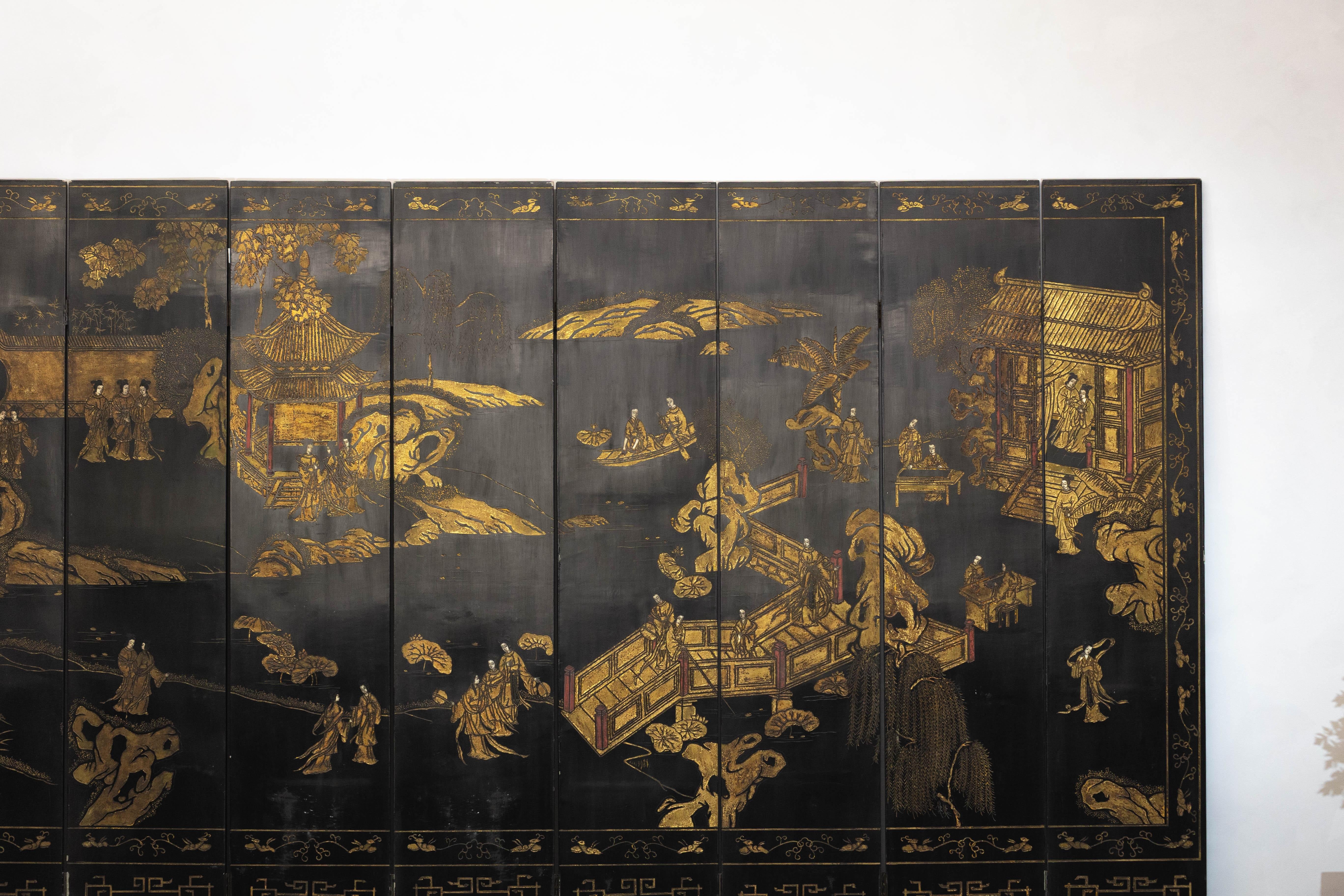 20th Century Hand-Painted Eight-Panel Black Lacquer Chinoiserie Screen with Gilt Court Scene For Sale