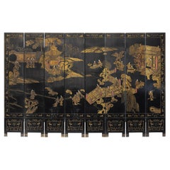 Biombo Chinoiserie de ocho paneles pintado a mano en laca negra con escena de corte dorada