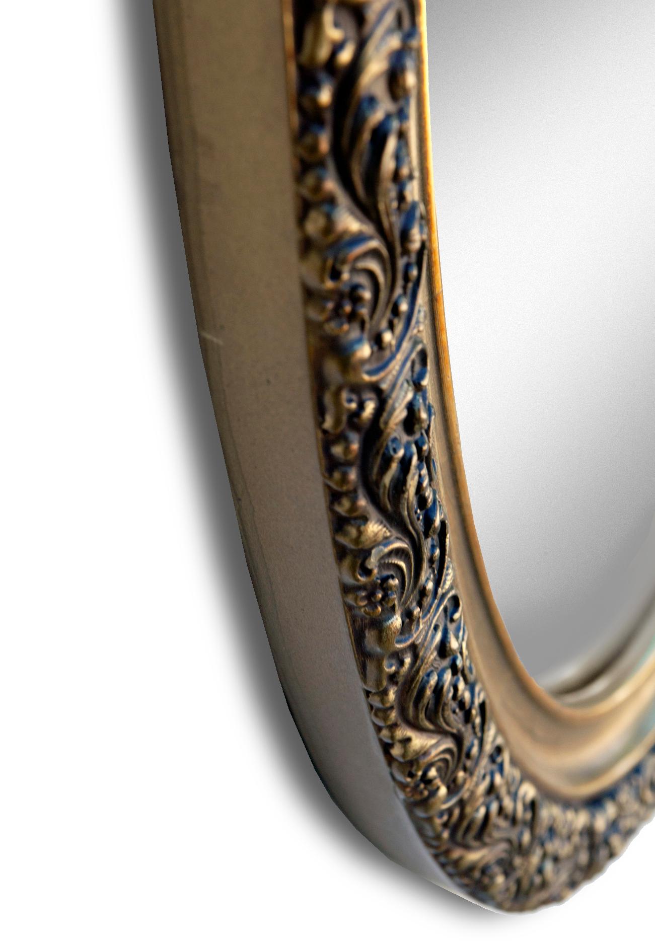 Handbemalter länglicher ovaler Spiegel in Burnt Umber & Gold (Harz) im Angebot
