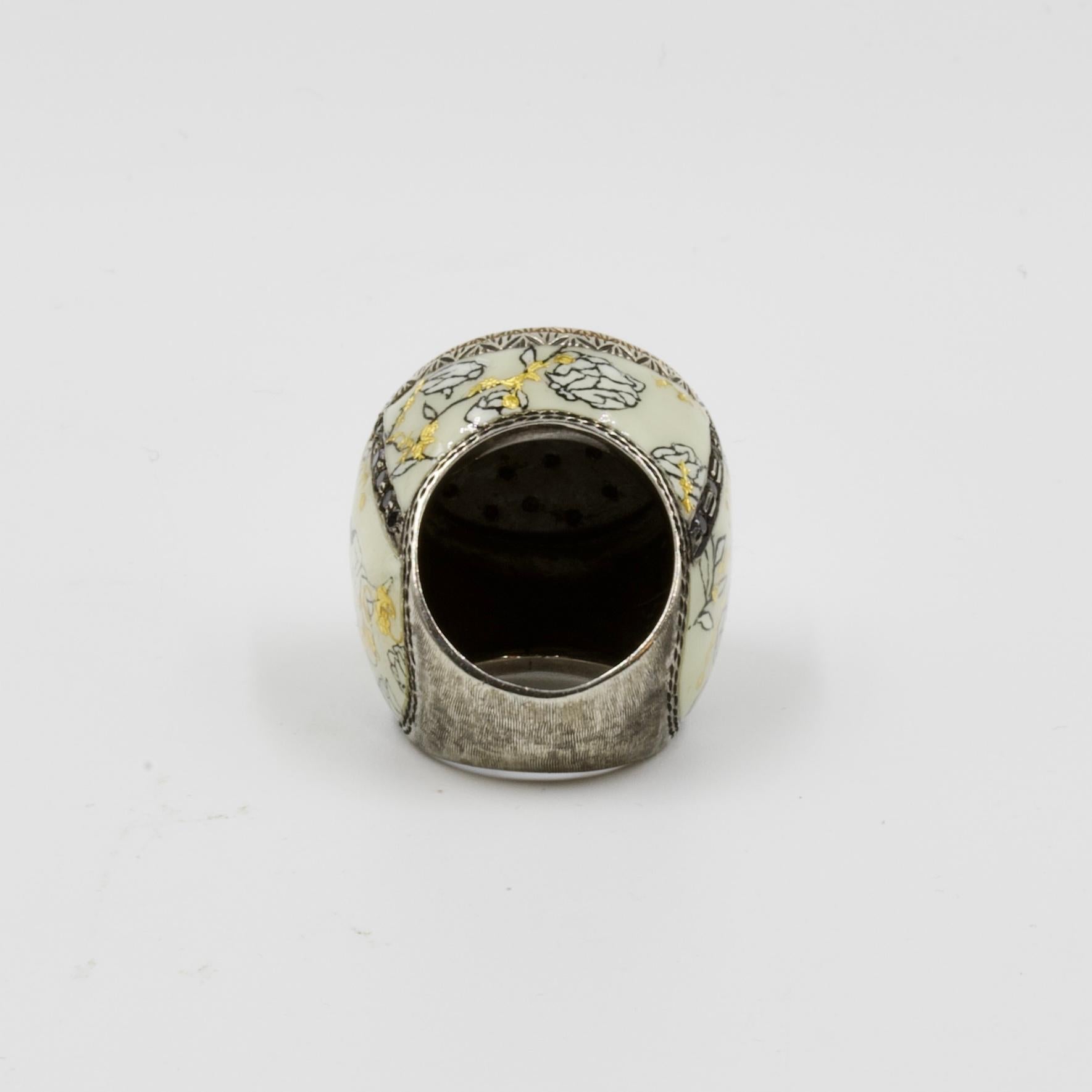 Hand-painted Erotic Scene Silver Gold and Black Diamonds Cocktail Ring In New Condition For Sale In Paris, IDF