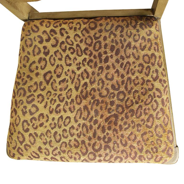 Handbemalter gepolsterter Holzstuhl mit Feline-Motiv und Leopardenmuster in Grün & Orange (Portugiesisch) im Angebot