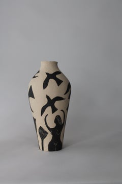 Handbemalte weibliche Figur mit Vögeln – moderne Keramikvase von Maku Ceramic