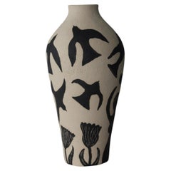 Handbemalte weibliche Figur mit Vögeln – moderne Keramikvase von Maku Ceramic
