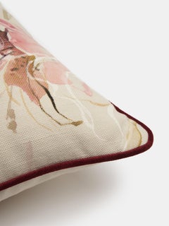 Handbemaltes Blumenkissen mit burgunderroter Paspelierung