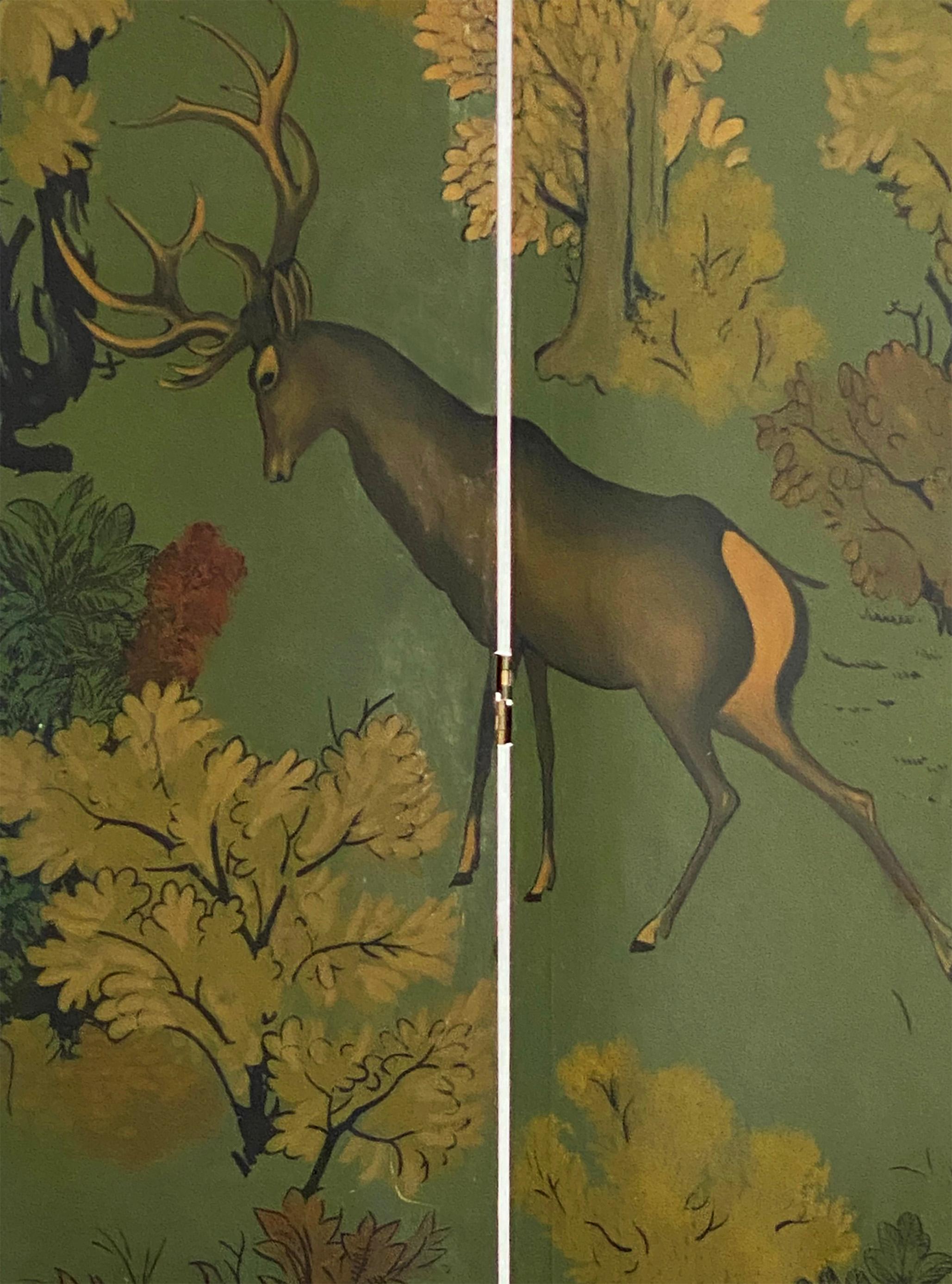 Voici un magnifique paravent ou séparateur de pièce très décoratif exécuté par ROOMS et peint à la main en Italie. Les quatre panneaux sont peints dans de riches niveaux de verts végétaux. La scène représente une forêt ou des bois très boisés avec