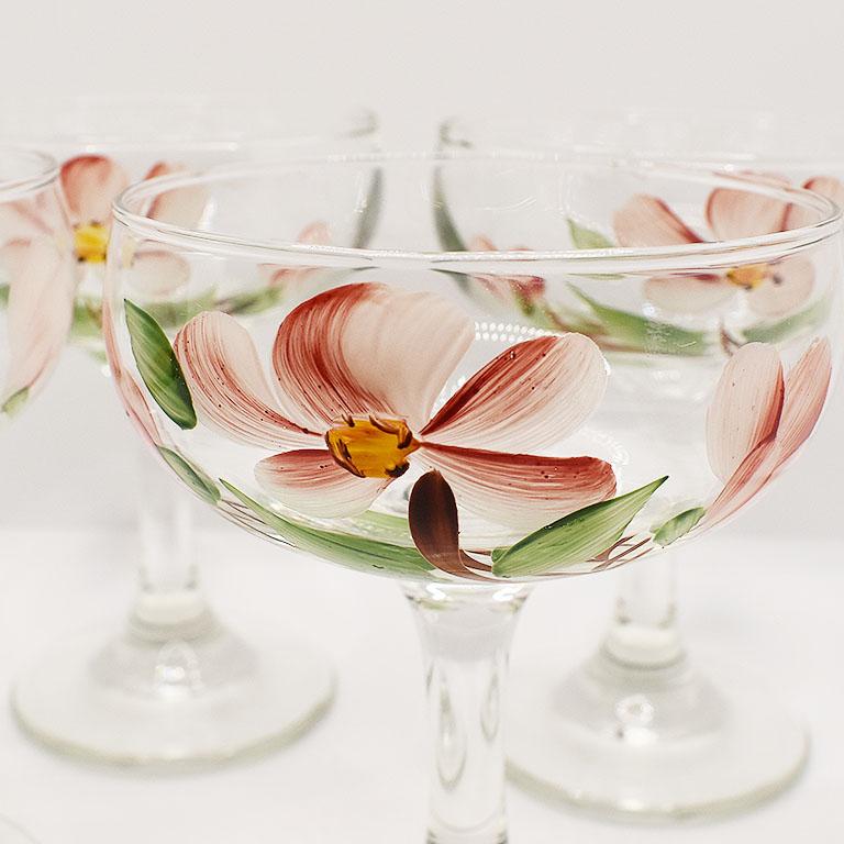 Mid-Century Modern Coupes à champagne roses et vertes à motifs floraux peintes à la main, lot de 4 en vente