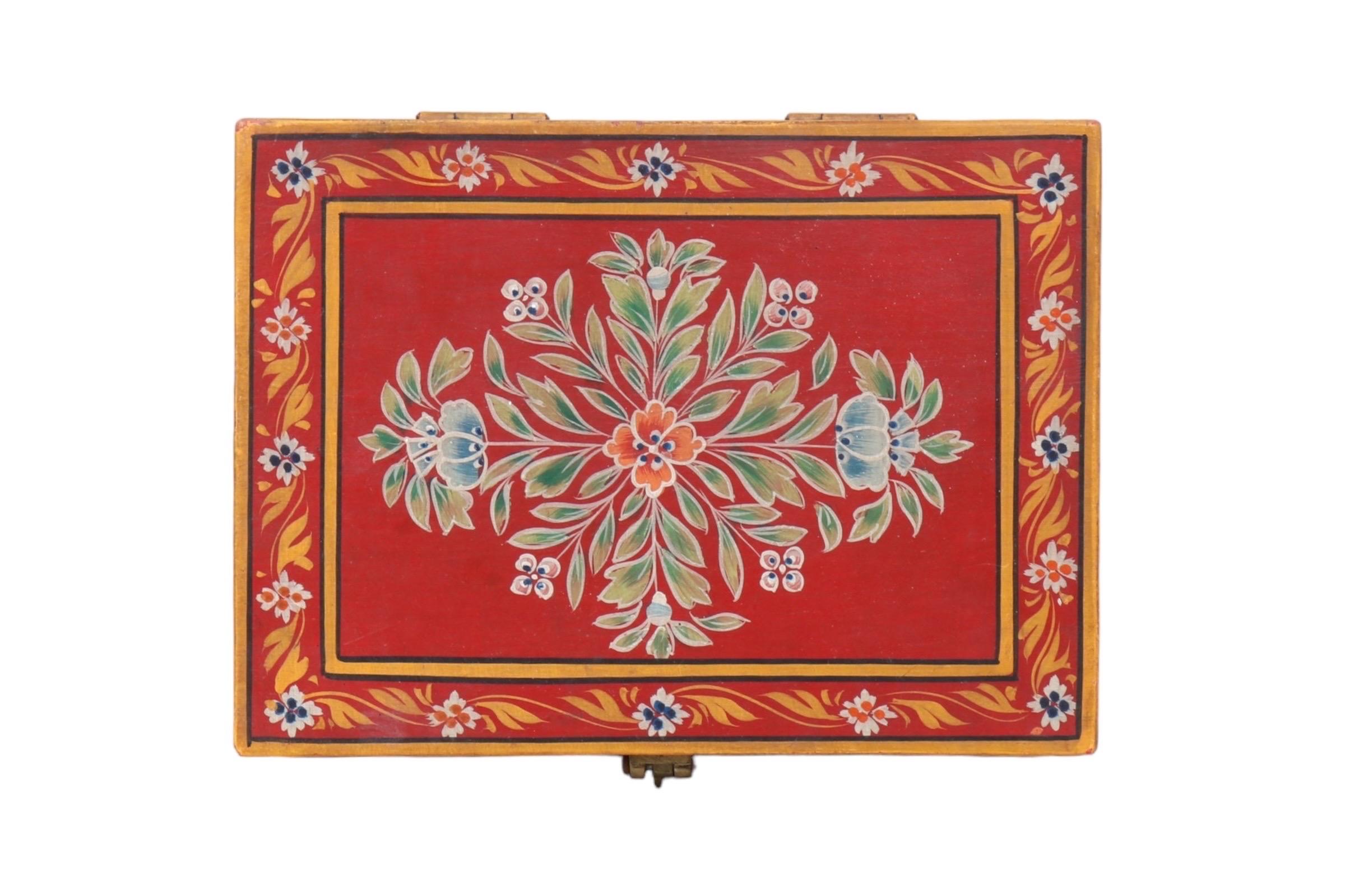 Caja de Baratijas Floral Roja Pintada a Mano en Bueno estado para la venta en Bradenton, FL