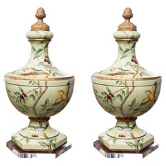 Urnes florales peintes à la main avec fond céladon