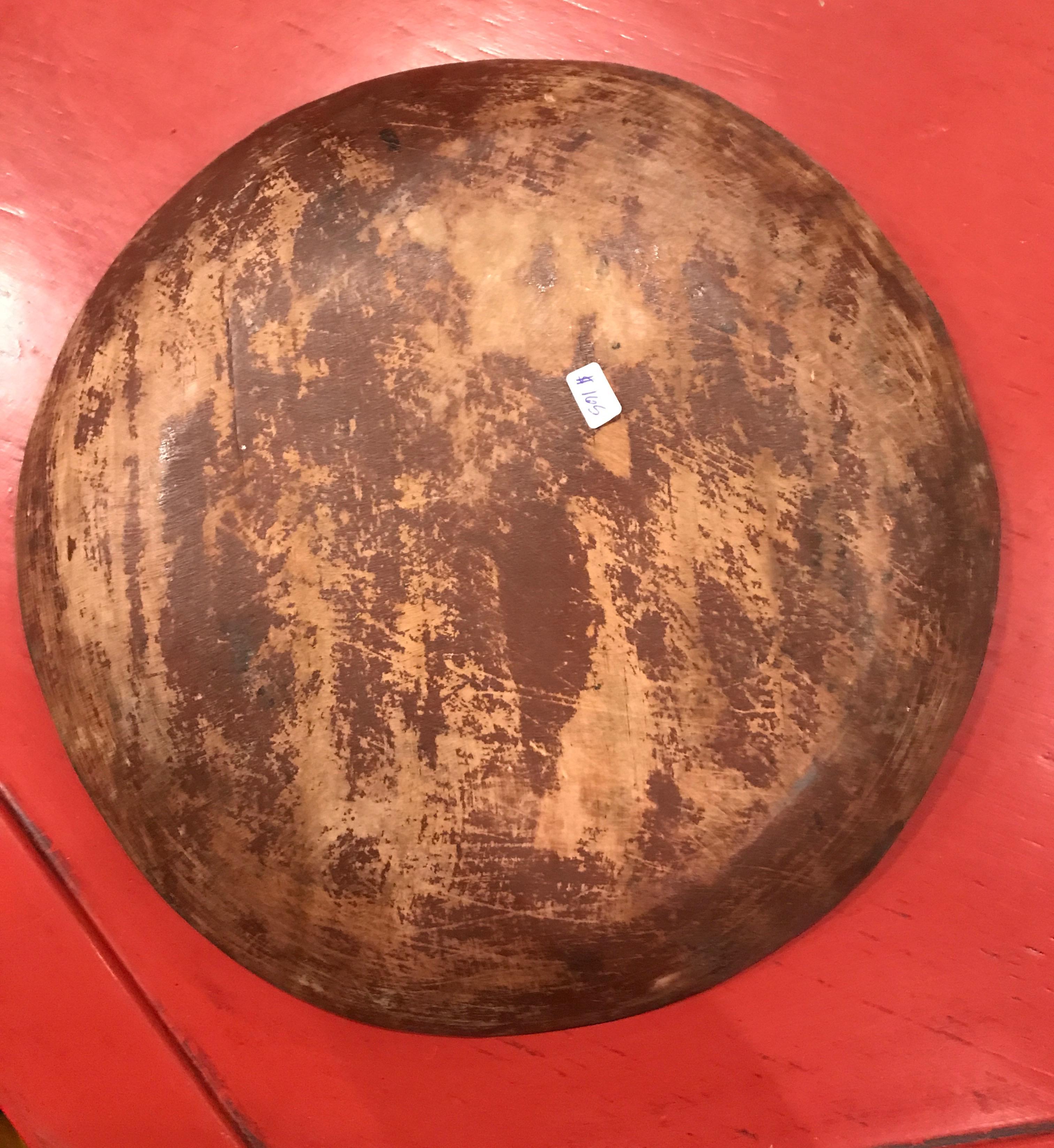 Ce bol de 11 pouces de diamètre a été peint à la main au Mexique. Les coups de pinceau artistiques sont soigneusement disposés pour afficher la couleur et la brillance simpliste.