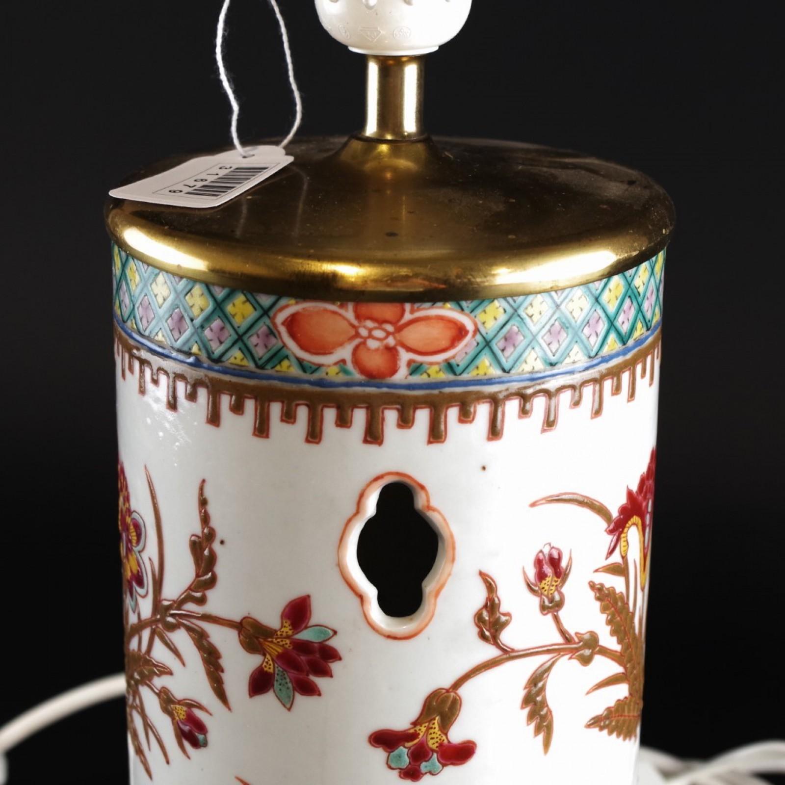 Lampada da tavolo in porcellana dipinta a mano con motivi floreali, dinastia Qing, Cina, fine XIX o inizio XX secolo.

Questa splendida lampada da tavolo a forma di cilindro è stata sapientemente riutilizzata da un vaso e presenta un disegno dipinto