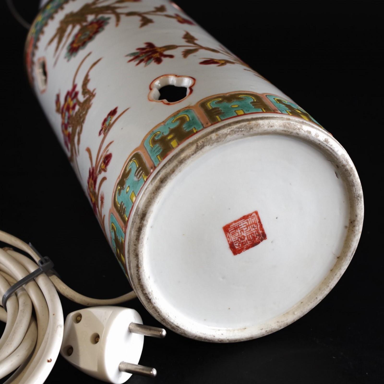 Esportazione cinese Lampada da tavolo in porcellana a motivi floreali dipinta a mano, dinastia Qing, Cina in vendita