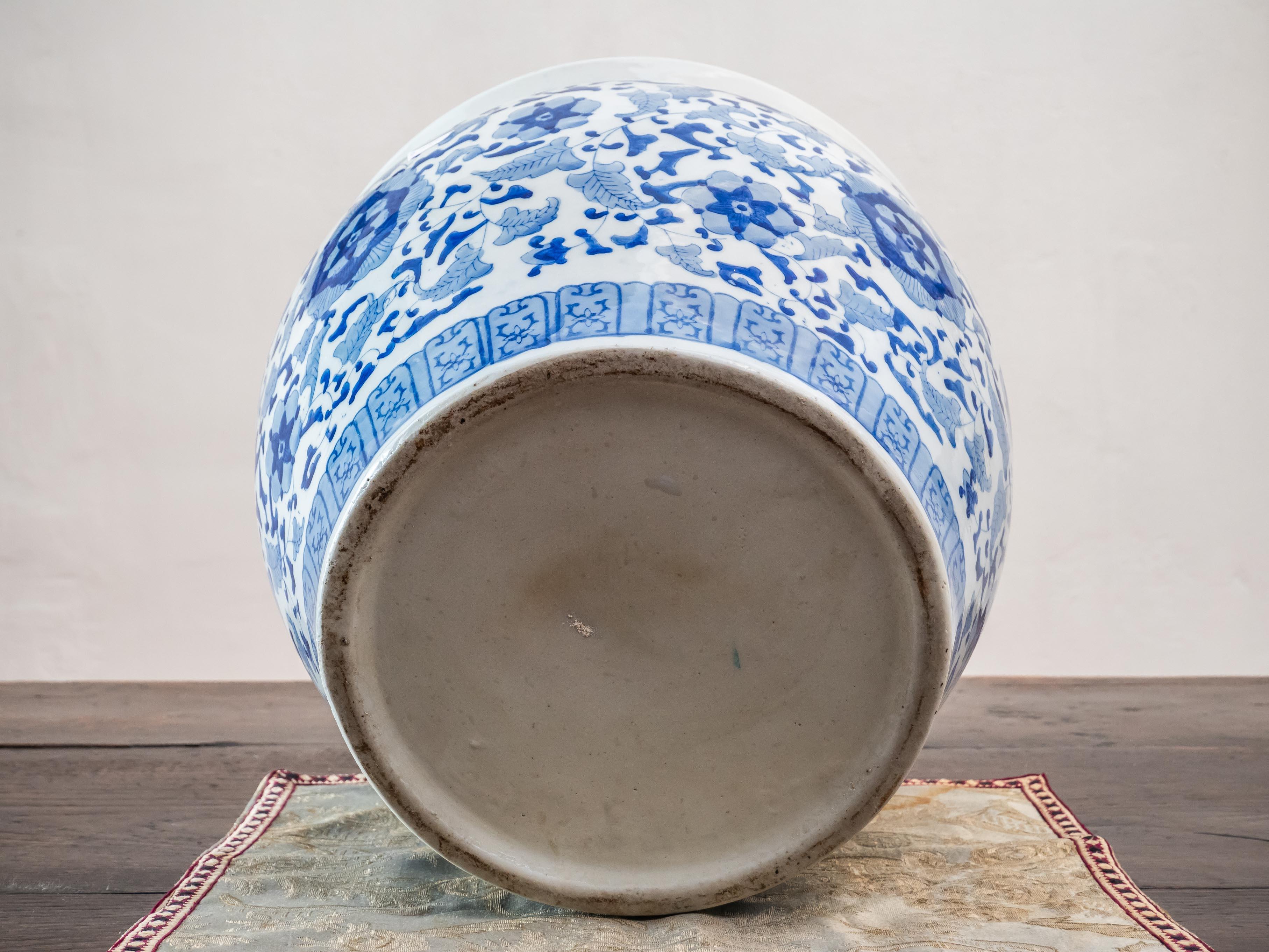 Hand-painted flower pot in 30.5 cm For Sale 3