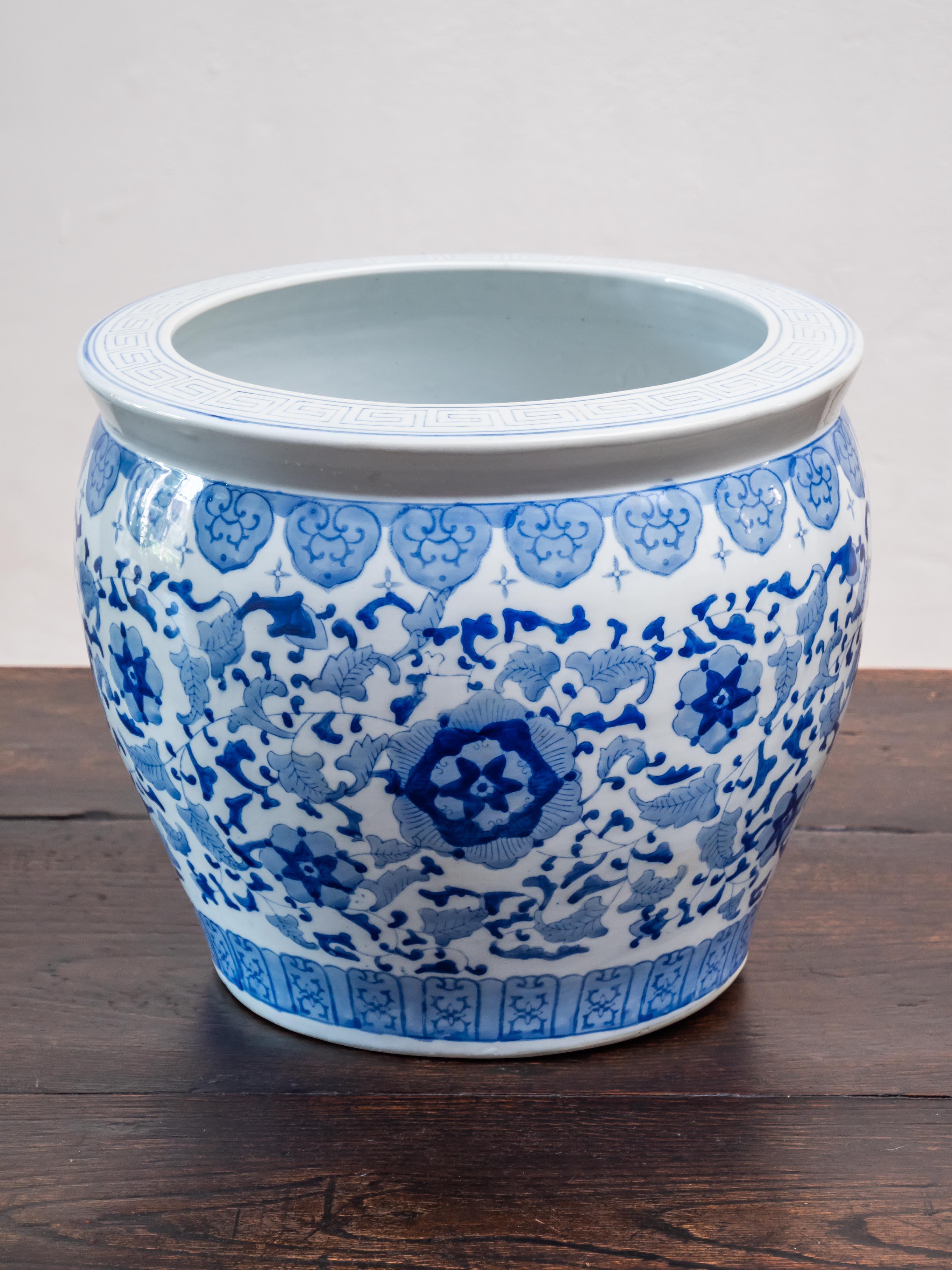 Hand-painted flower pot in 30.5 cm

Elegant flower pot made of high quality porcelain, hand painted with underglaze painting in classic cobalt blue. The flowerpot is richly decorated with floral motifs, which are carefully drawn and highlighted by
