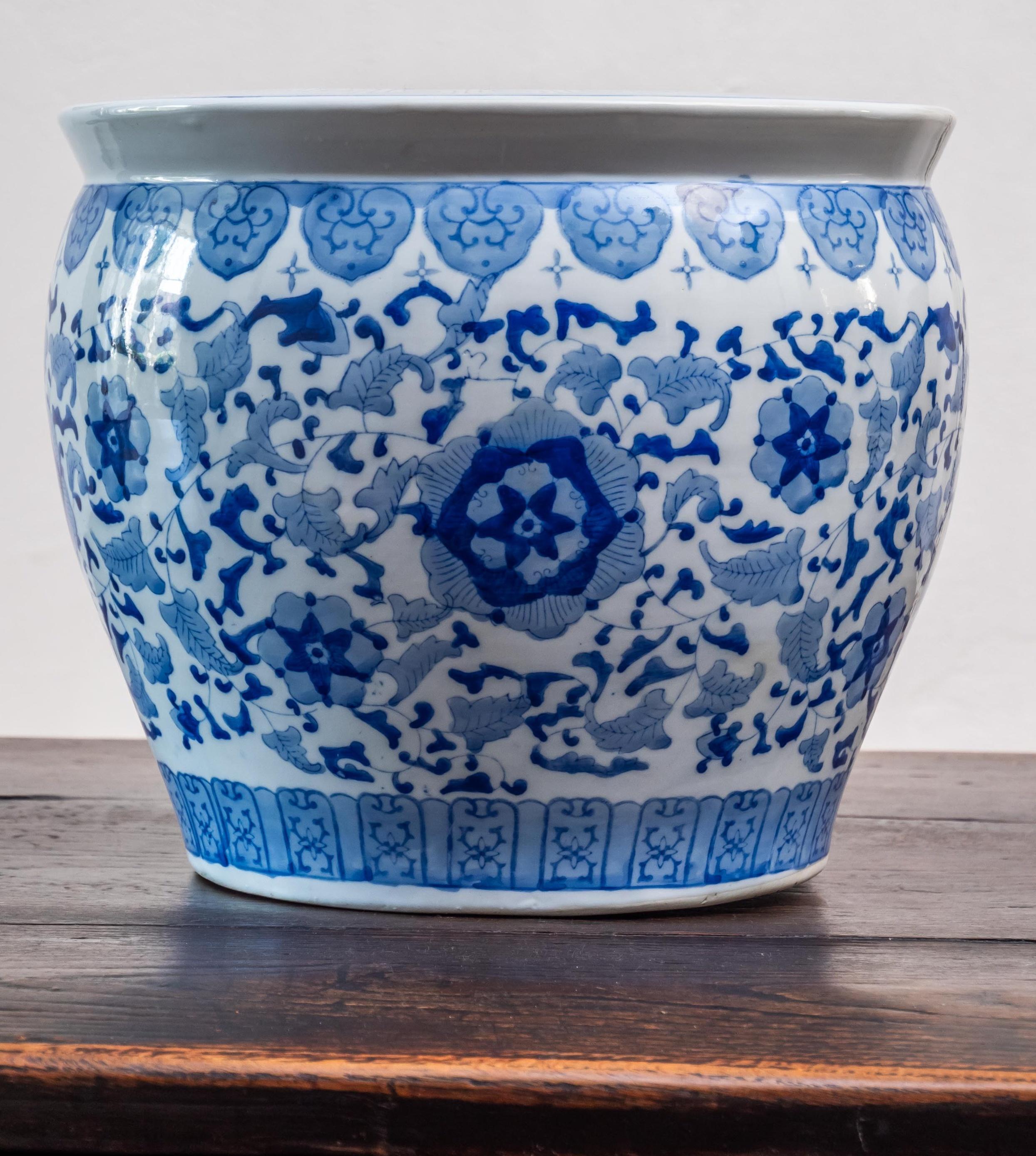 Chinese Hand-painted flower pot in 30.5 cm For Sale