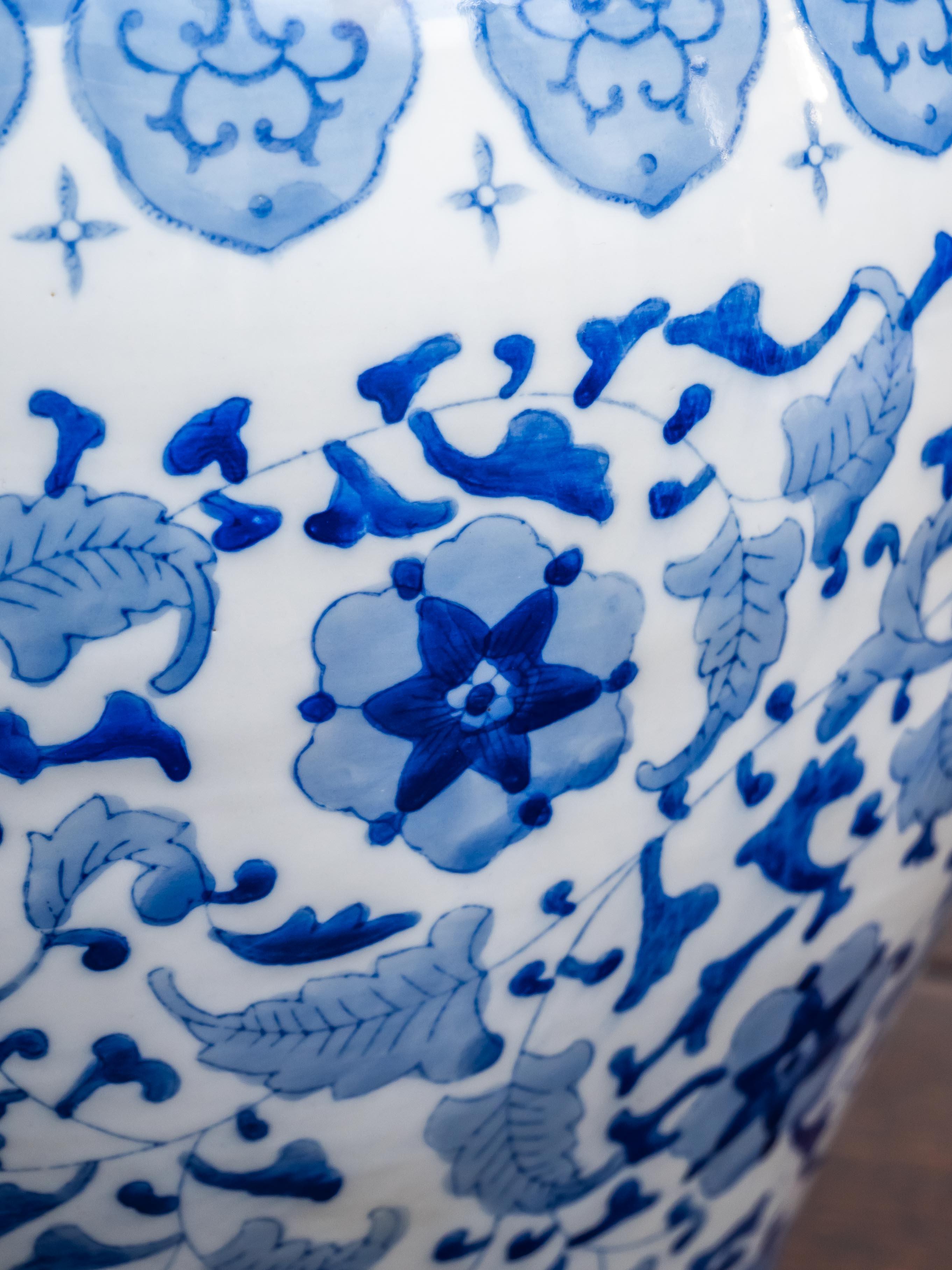 Hand-painted flower pot in 30.5 cm For Sale 1