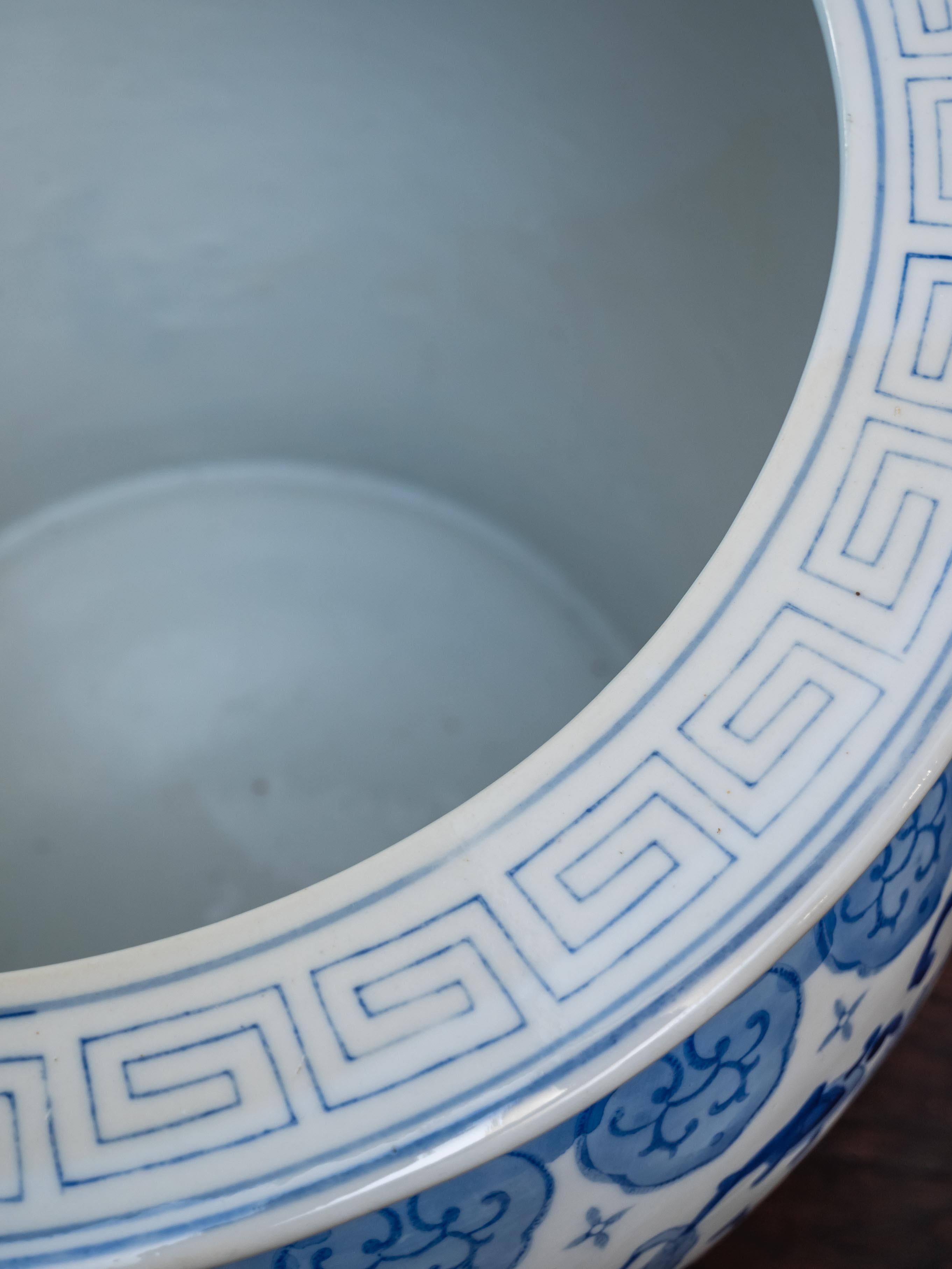 Hand-painted flower pot in 30.5 cm For Sale 2