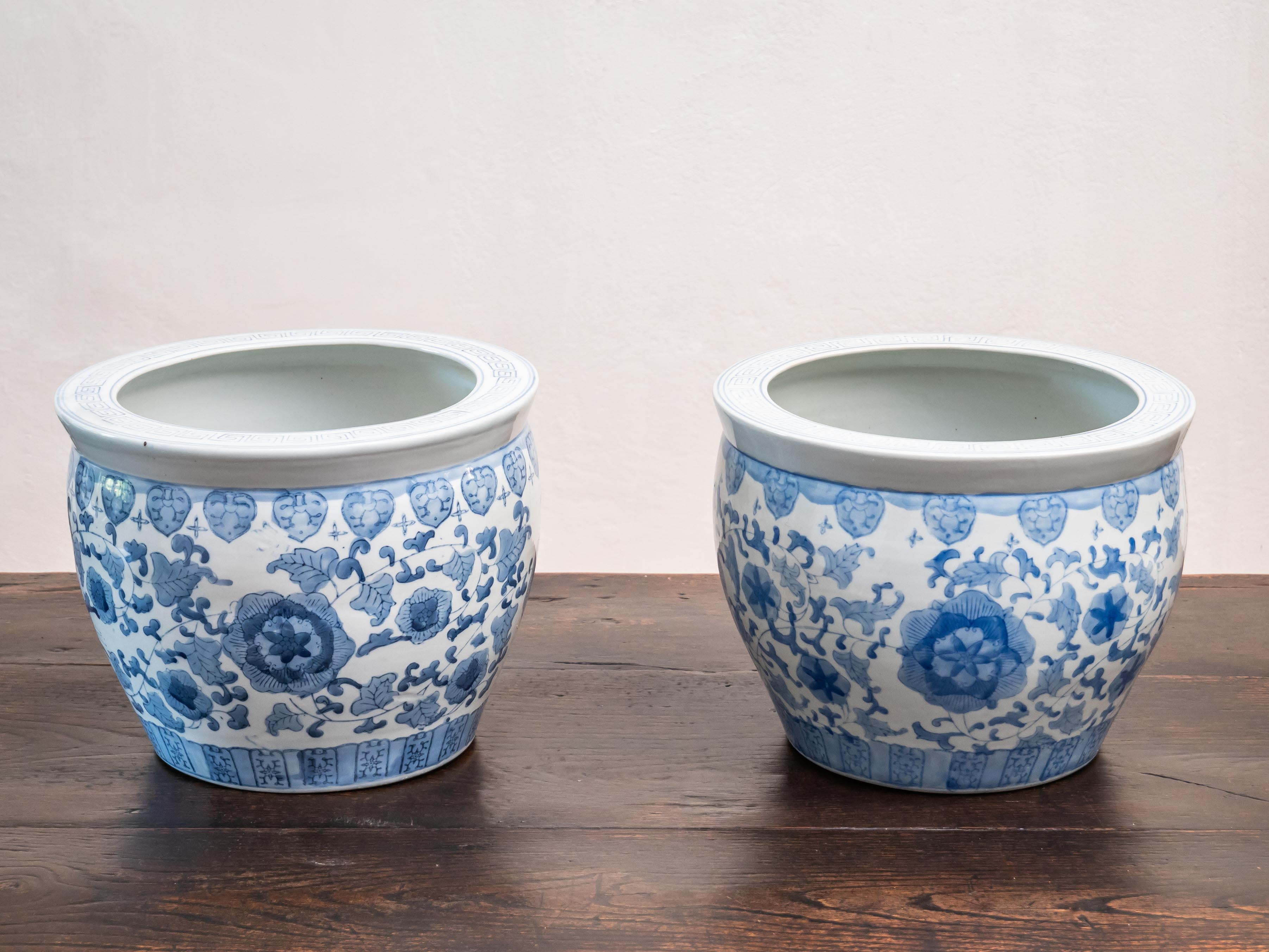 Macetas pintadas a mano en 27,5 cm

Elegantes macetas de porcelana de alta calidad, pintadas a mano con pintura bajo vidriado en el clásico azul cobalto. Las macetas están ricamente decoradas con motivos florales, que están cuidadosamente