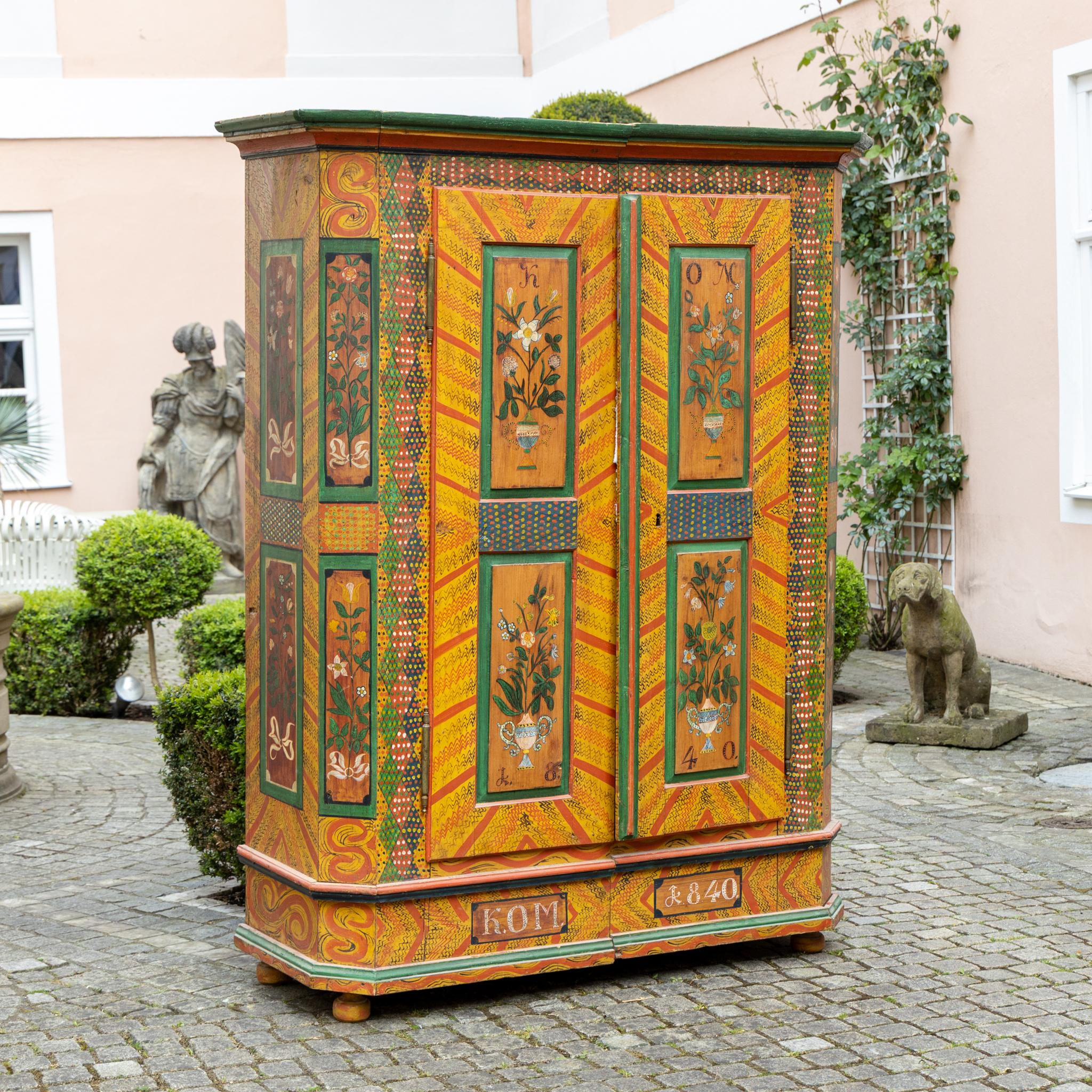 Armoire popolare dipinto a mano, Germania meridionale, datato 1840 e Monogram K.OM. In condizioni buone in vendita a Greding, DE