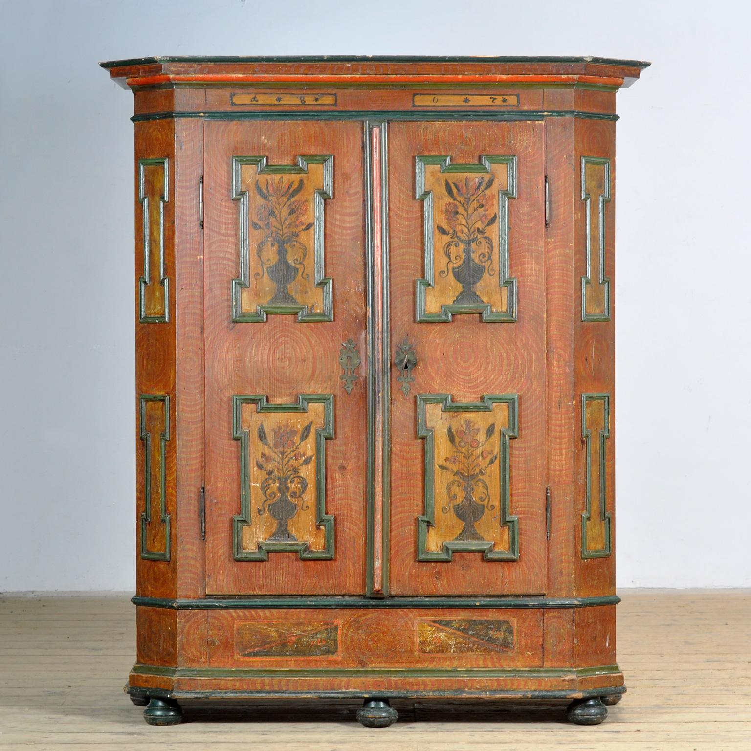 Une belle armoire de l'Allemagne rurale du sud, datant de 1807. À l'origine, il s'agissait d'un cadeau de mariage. Fabriqué en pin massif, il est peint à la main dans des couleurs vives. Il est doté de ses charnières et de sa serrure d'origine,