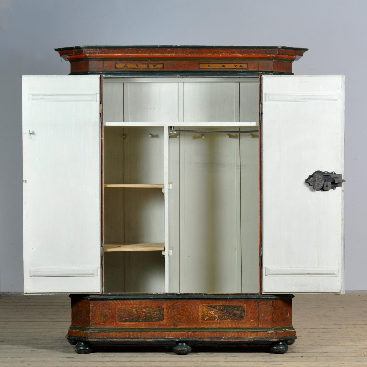 Allemand Armoire/meuble de mariage d'art populaire peint à la main, Allemagne du Sud, daté de 1807 en vente