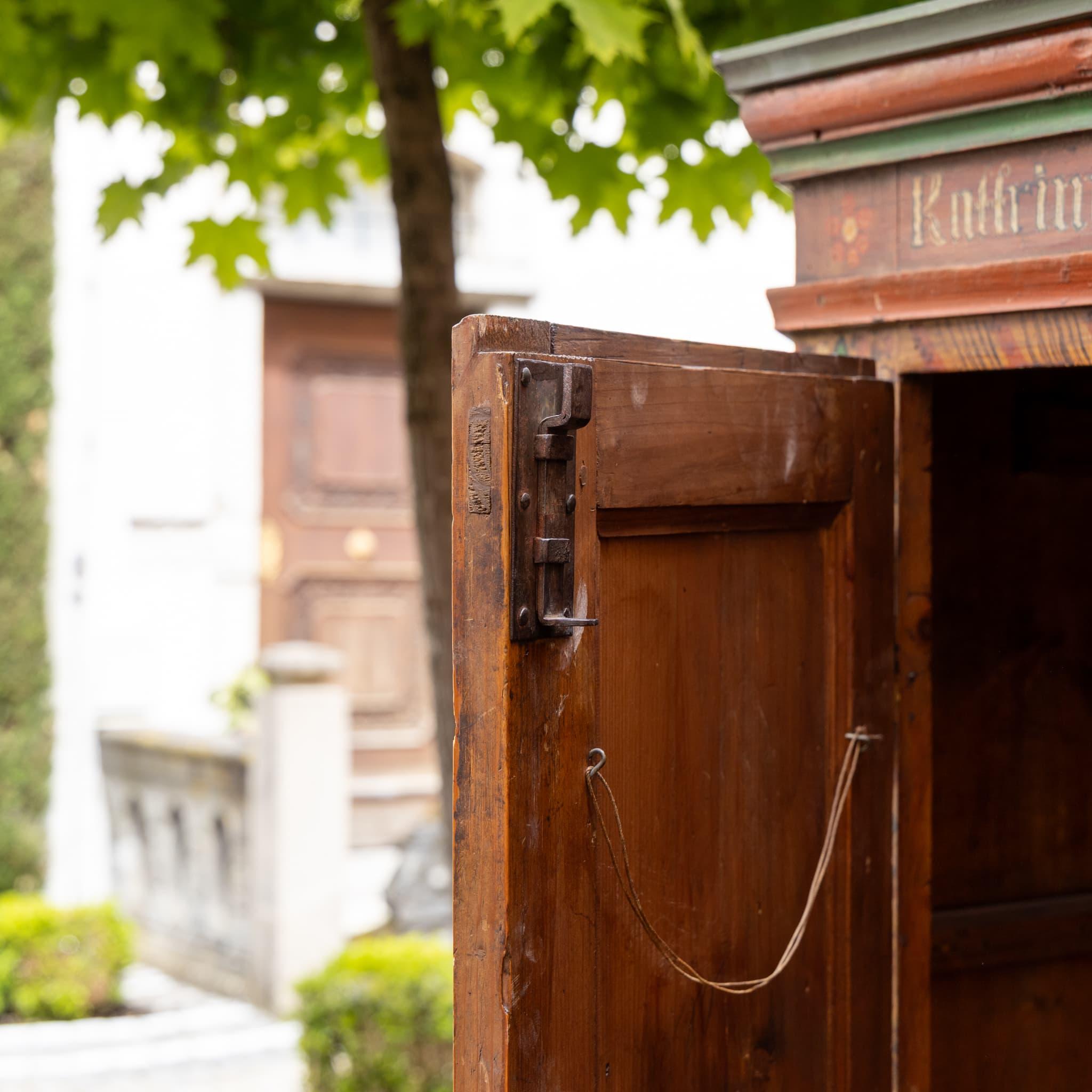 Armoire d'arte popolare dipinto a mano, Germania meridionale, datato 1840, con iscrizione 