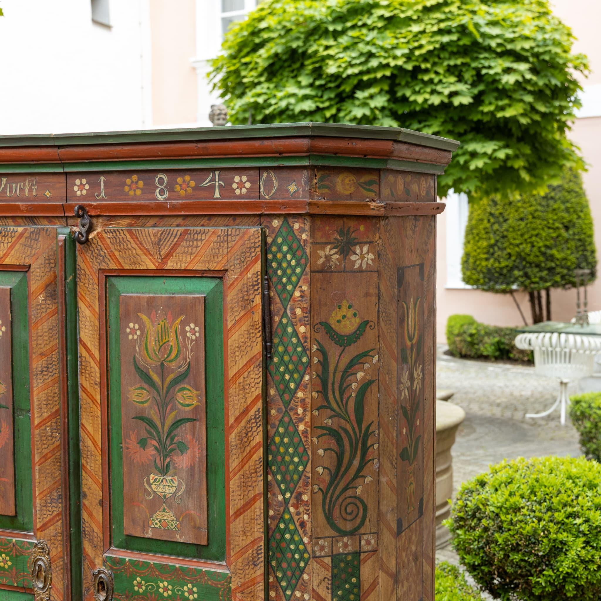 Metà XIX secolo Armoire d'arte popolare dipinto a mano, Germania meridionale, datato 1840, con iscrizione 