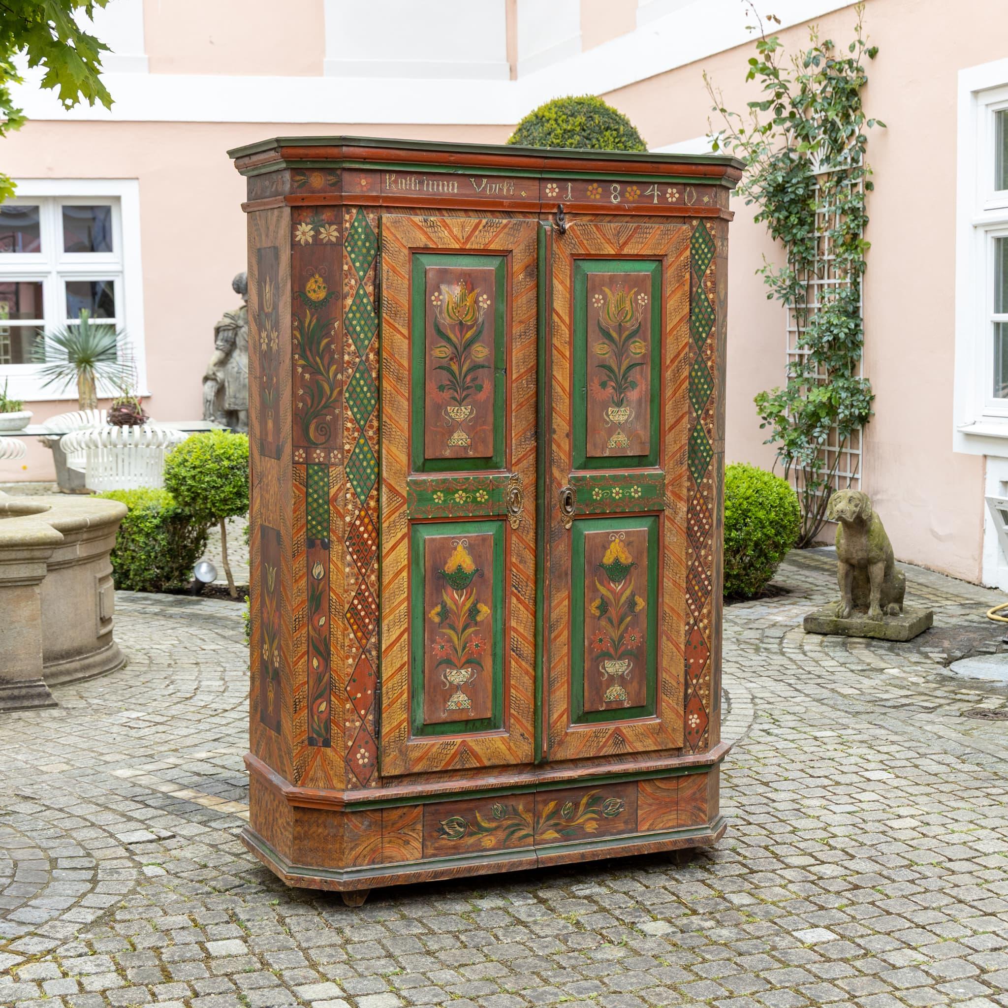 Armoire d'arte popolare dipinto a mano, Germania meridionale, datato 1840, con iscrizione 