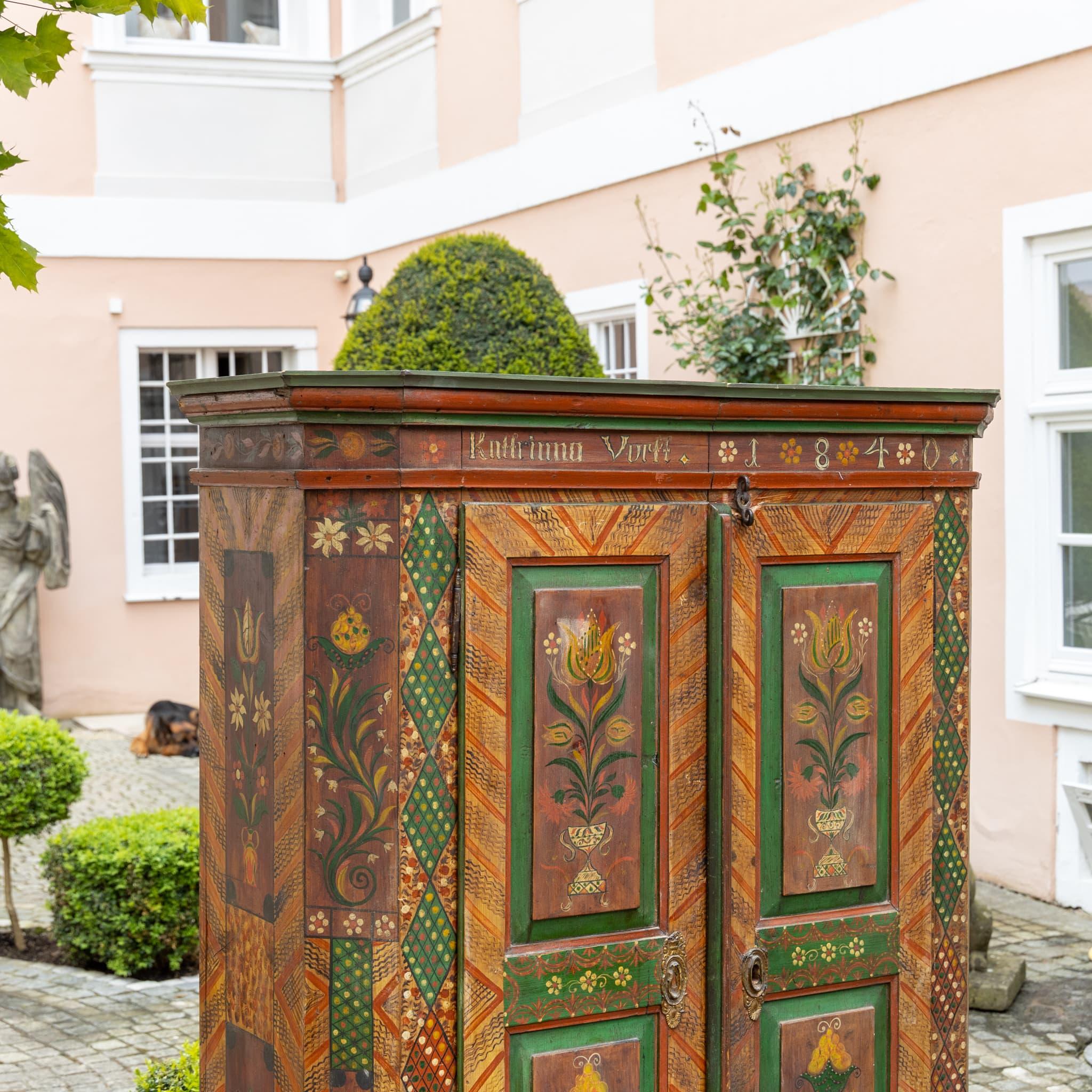 Armoire d'arte popolare dipinto a mano, Germania meridionale, datato 1840, con iscrizione 