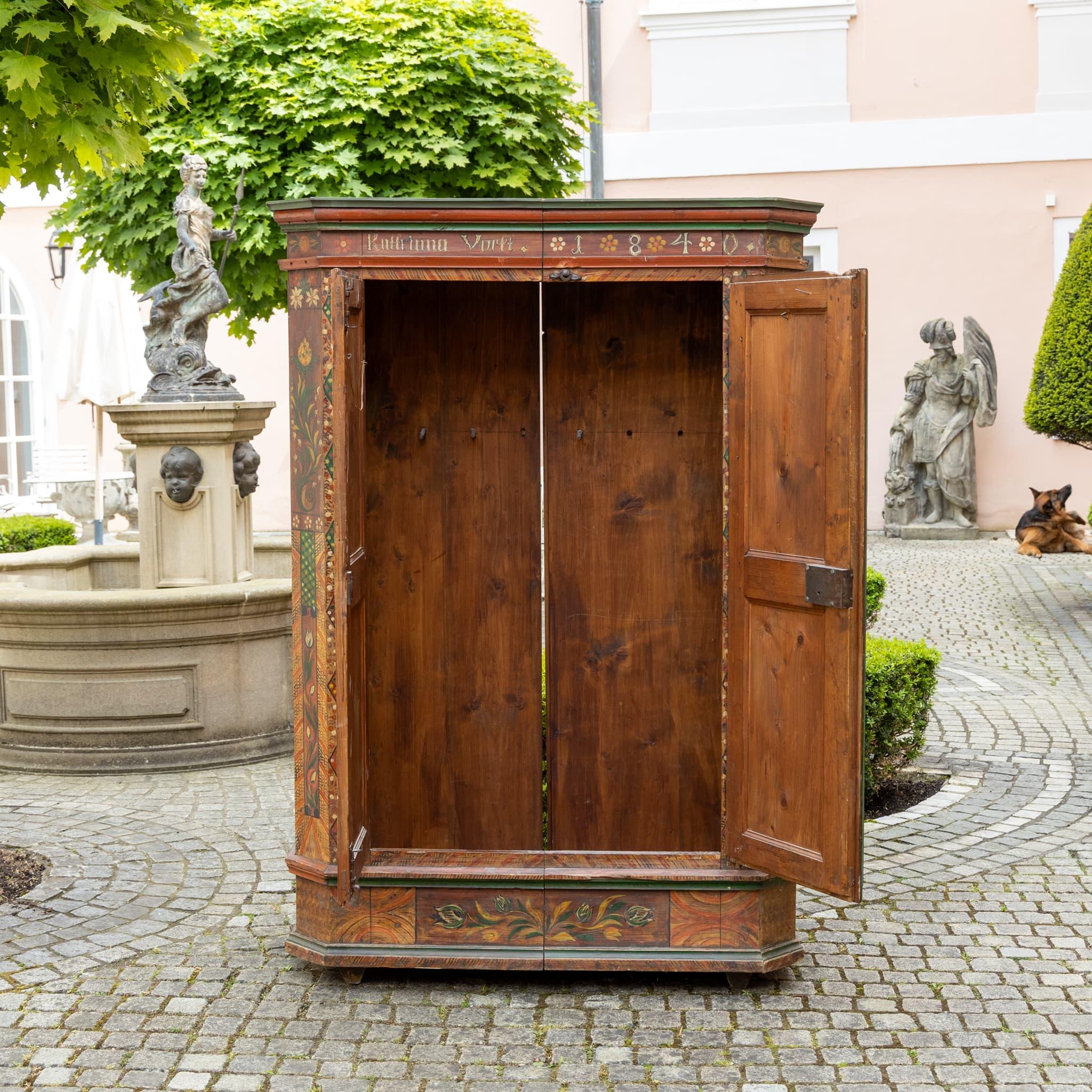 Armoire d'arte popolare dipinto a mano, Germania meridionale, datato 1840, con iscrizione 