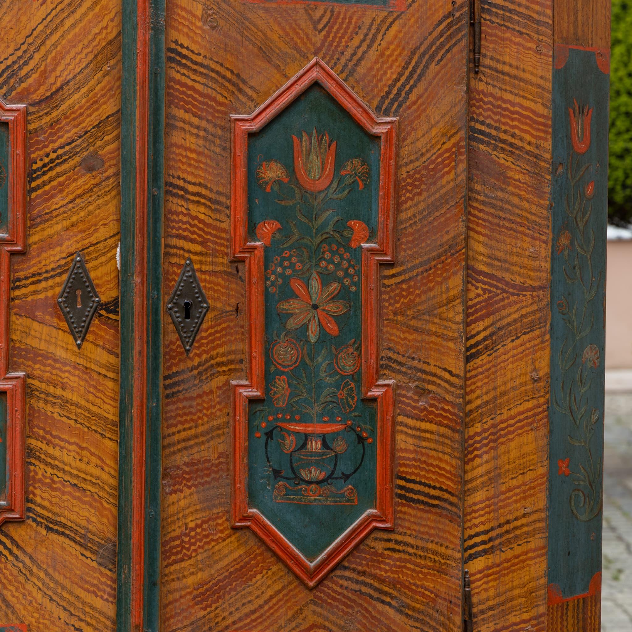 Tedesco Armoire d'arte popolare dipinto a mano, Germania meridionale, datato 1877 e Monogram EMM in vendita