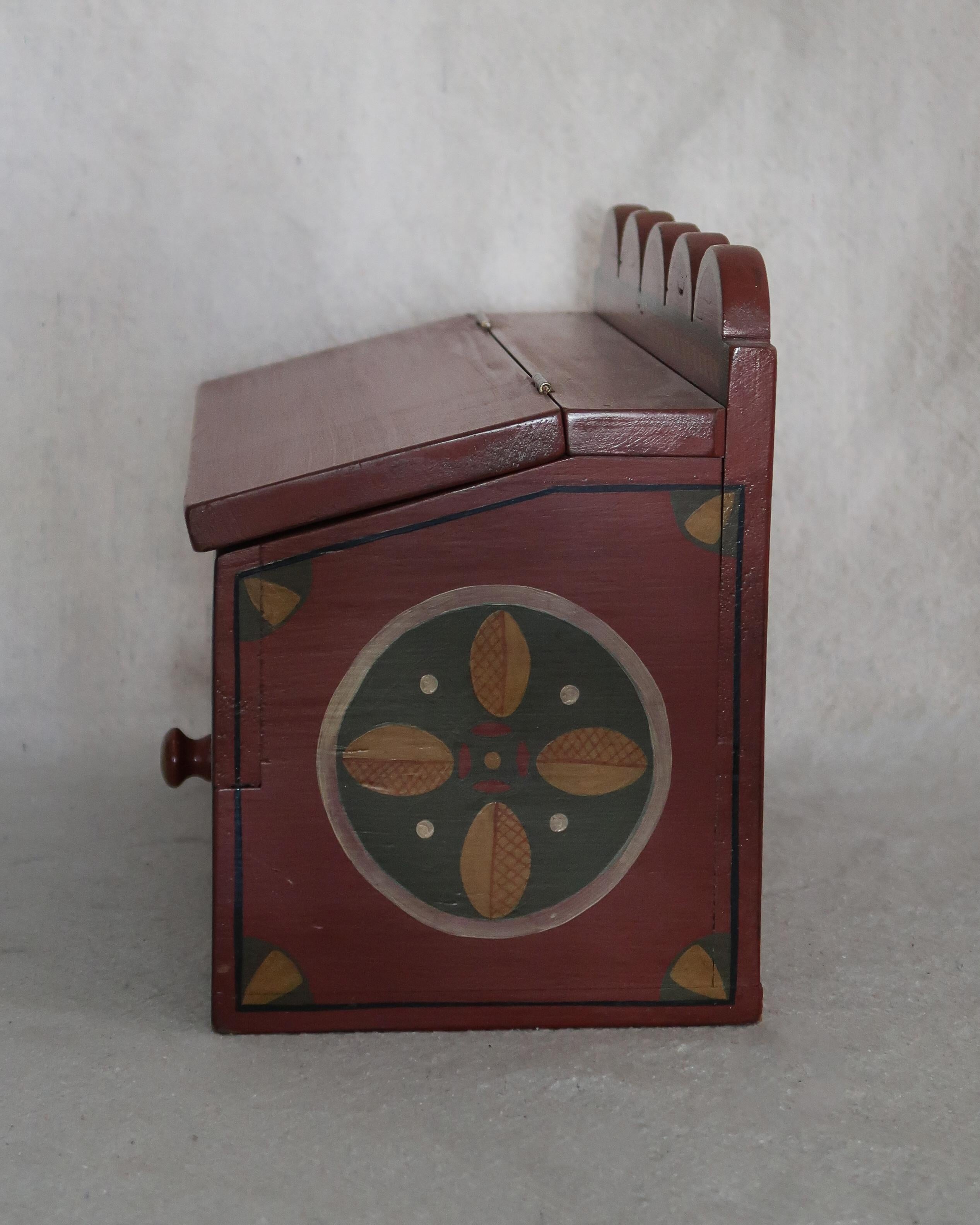 Caja de arte popular pintada a mano siglo XX en venta