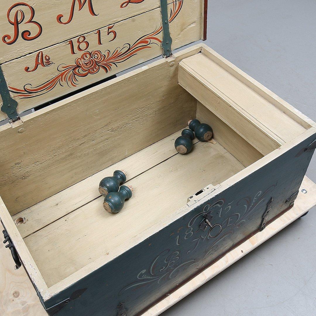 Hand-Painted Folklore Trunk, ca. 1815 In Good Condition For Sale In Memphis, TN