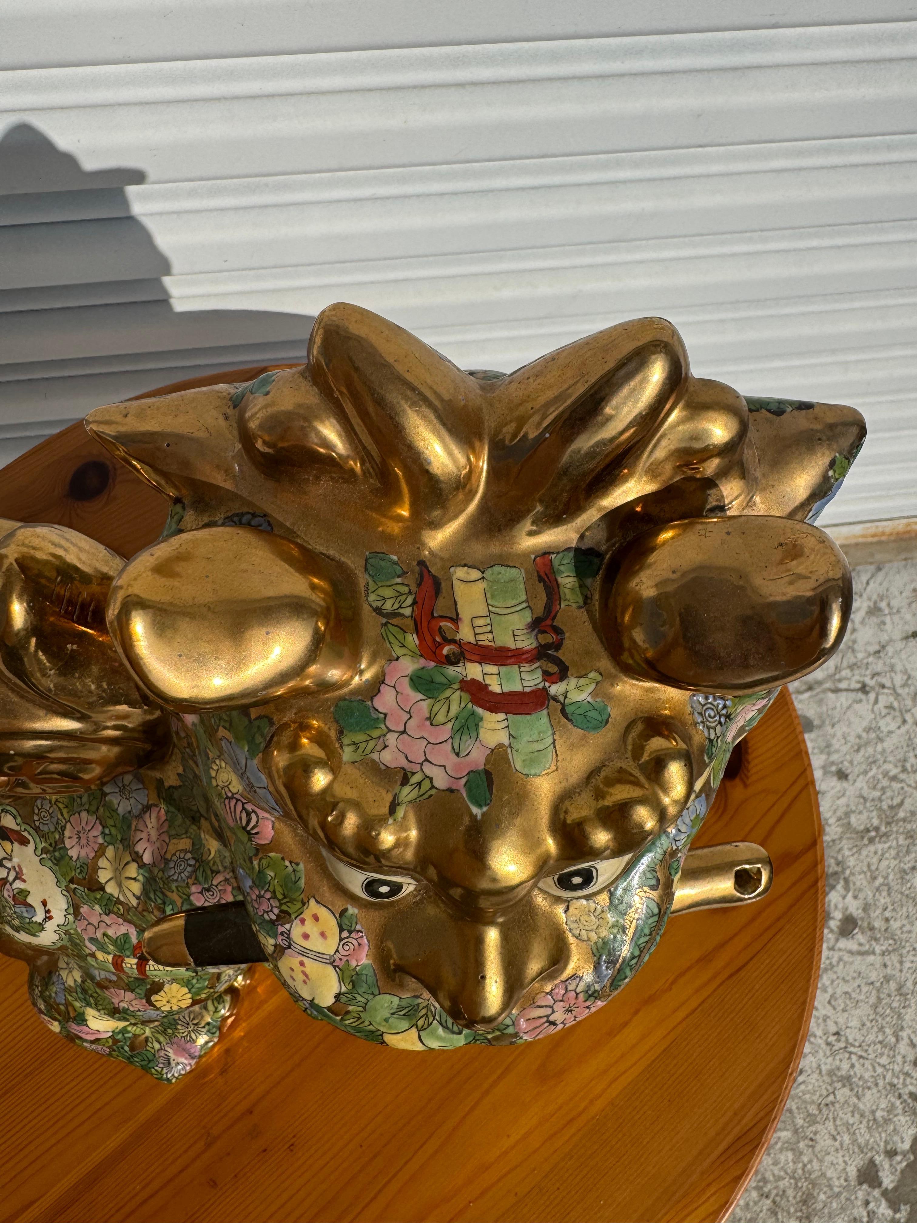 Cinese Cane Foo Kirin dipinto a mano con spada in bocca in vendita