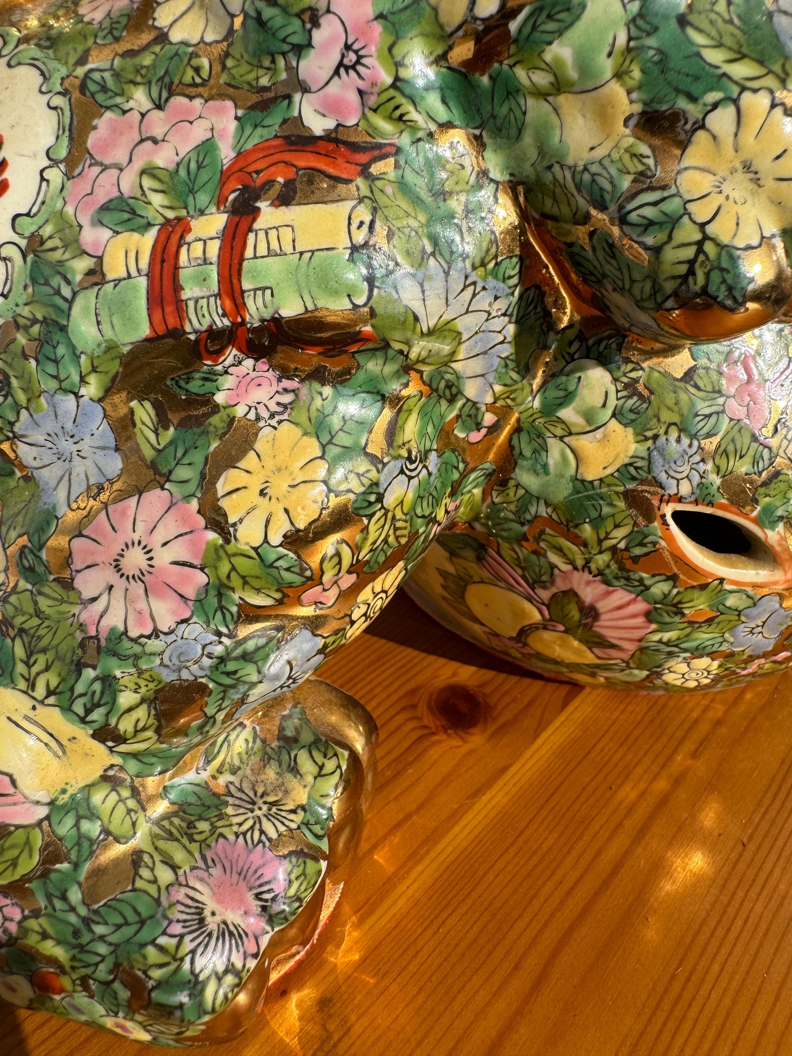 Cane Foo Kirin dipinto a mano con spada in bocca In condizioni buone in vendita a Pasadena, TX