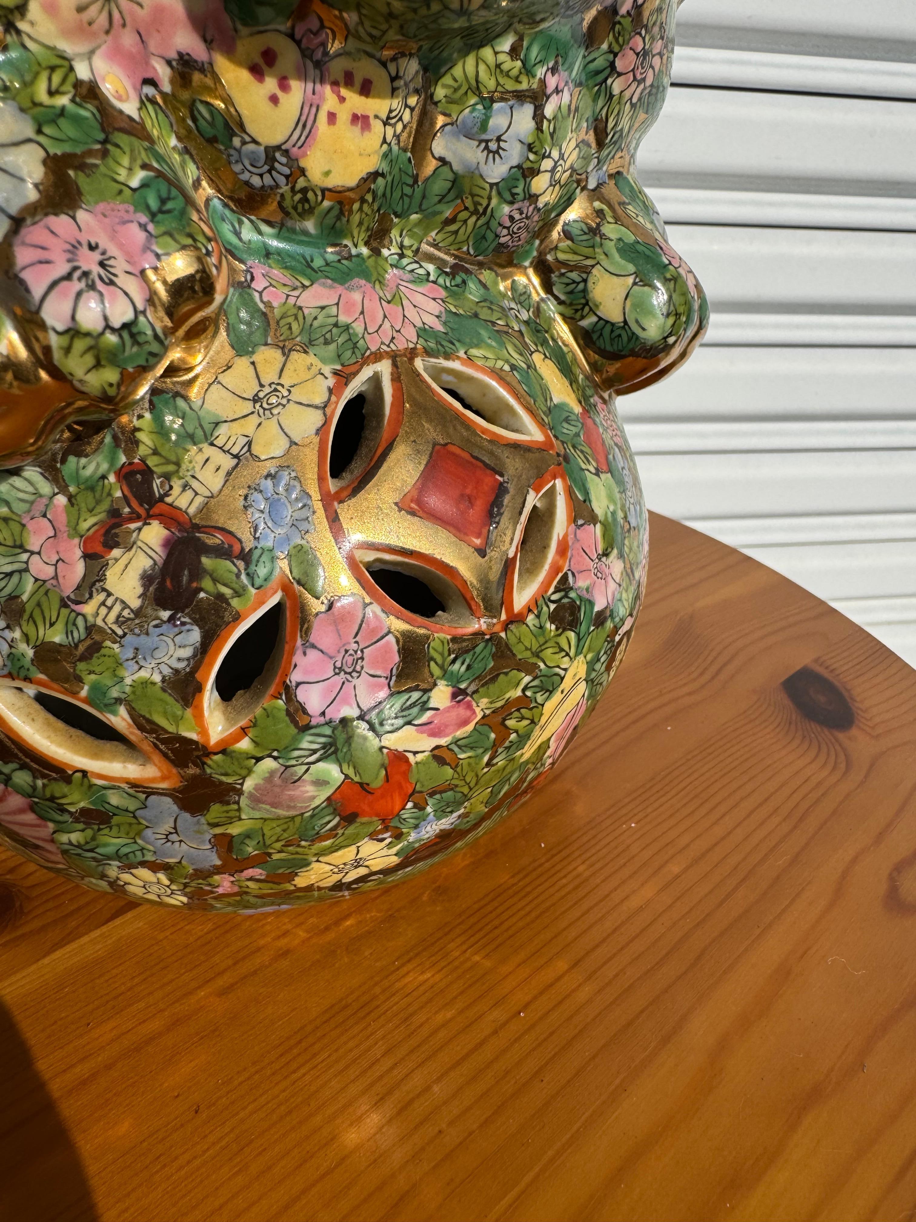 XX secolo Cane Foo Kirin dipinto a mano con spada in bocca in vendita