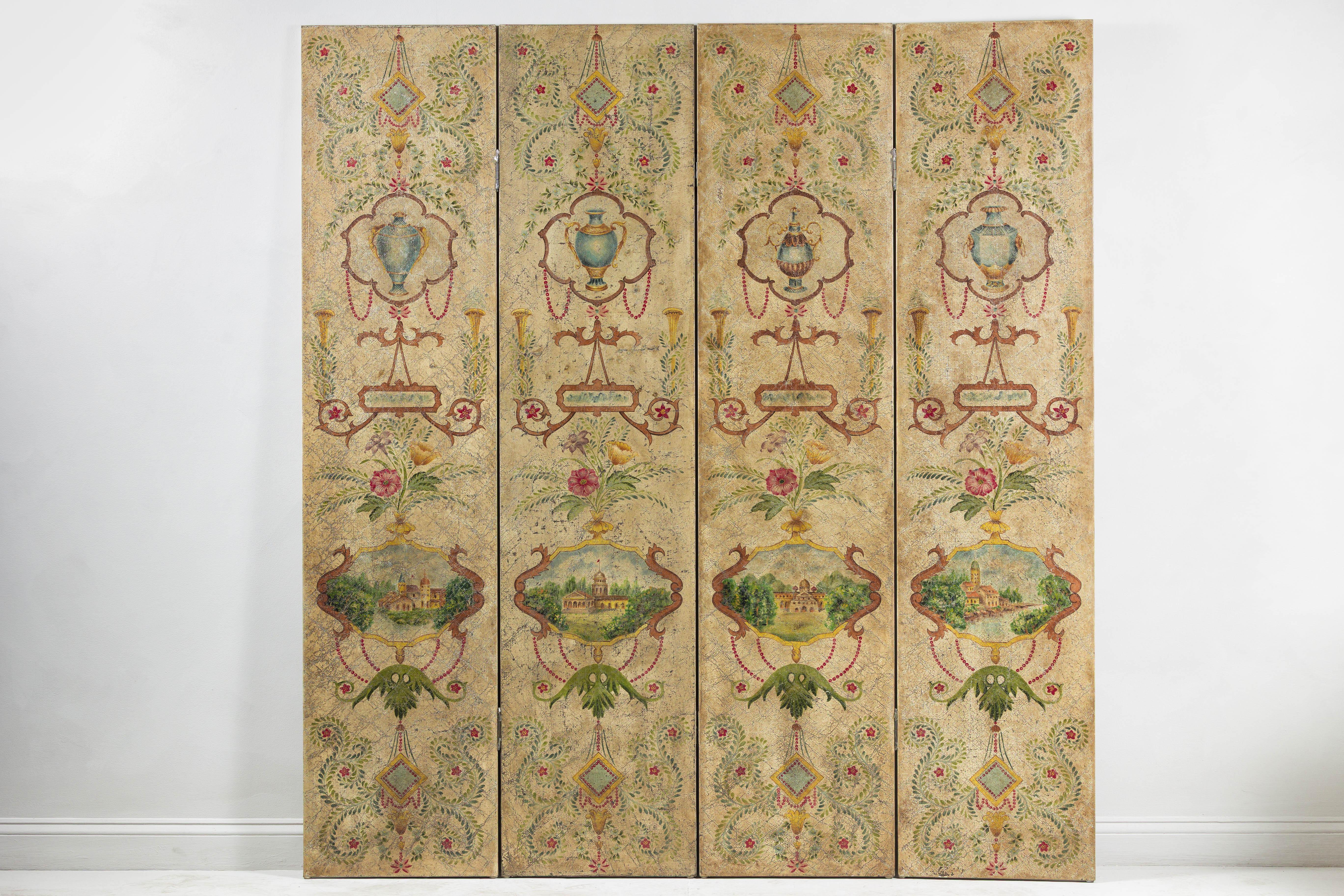 Ricco di influenze neoclassiche e di tradizione decorativa europea, questo paravento vintage a quattro pannelli offre un design ornato e dipinto a mano che ricorda una grande fantasia architettonica. Ogni pannello è composto verticalmente da
