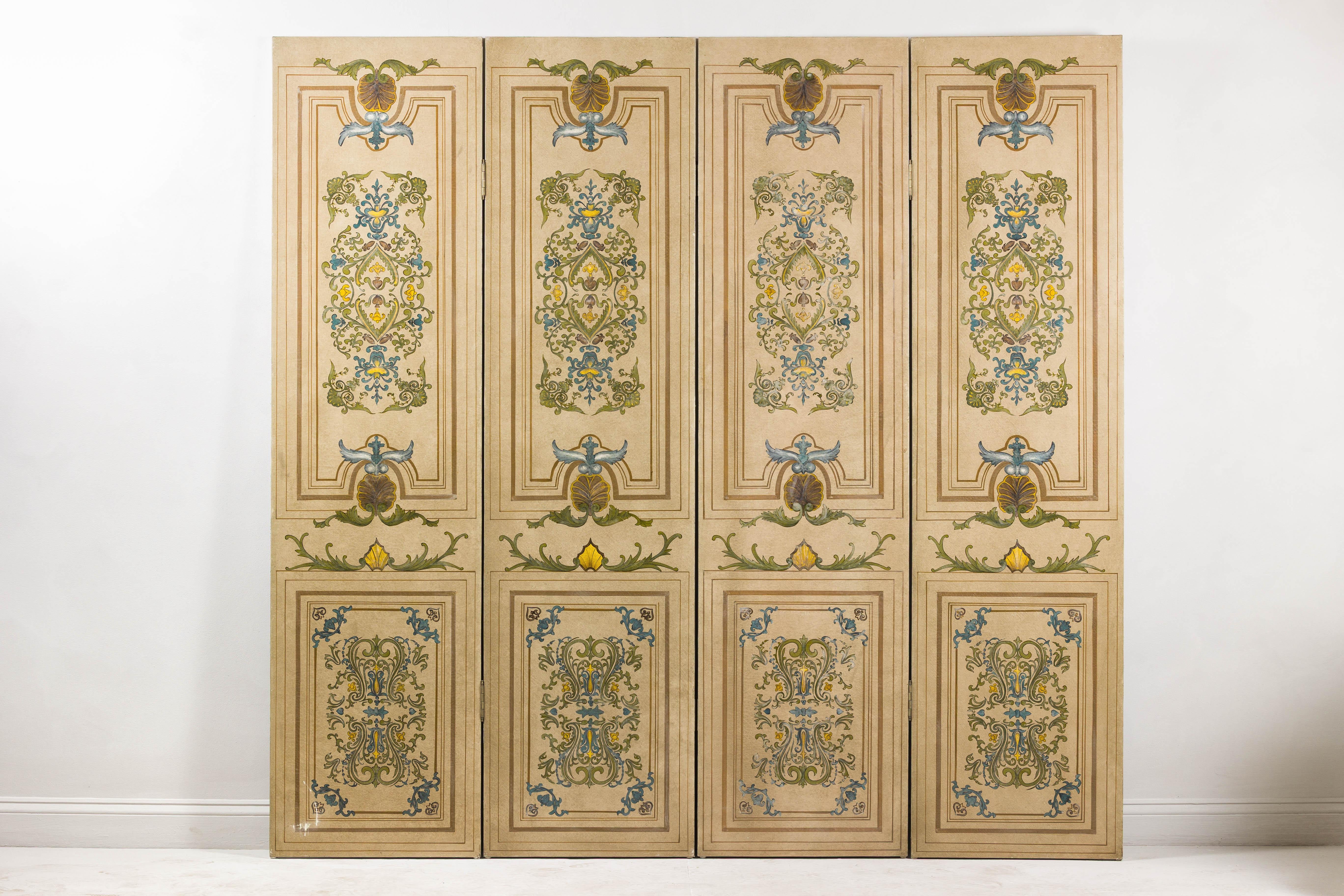 Con motivi classici e una tavolozza delicatamente sbiadita, questo paravento a quattro pannelli offre un'elegante interpretazione del design in stile vittoriano. Ogni pannello è ornato da decorazioni a volute dipinte a mano, motivi fogliacei e
