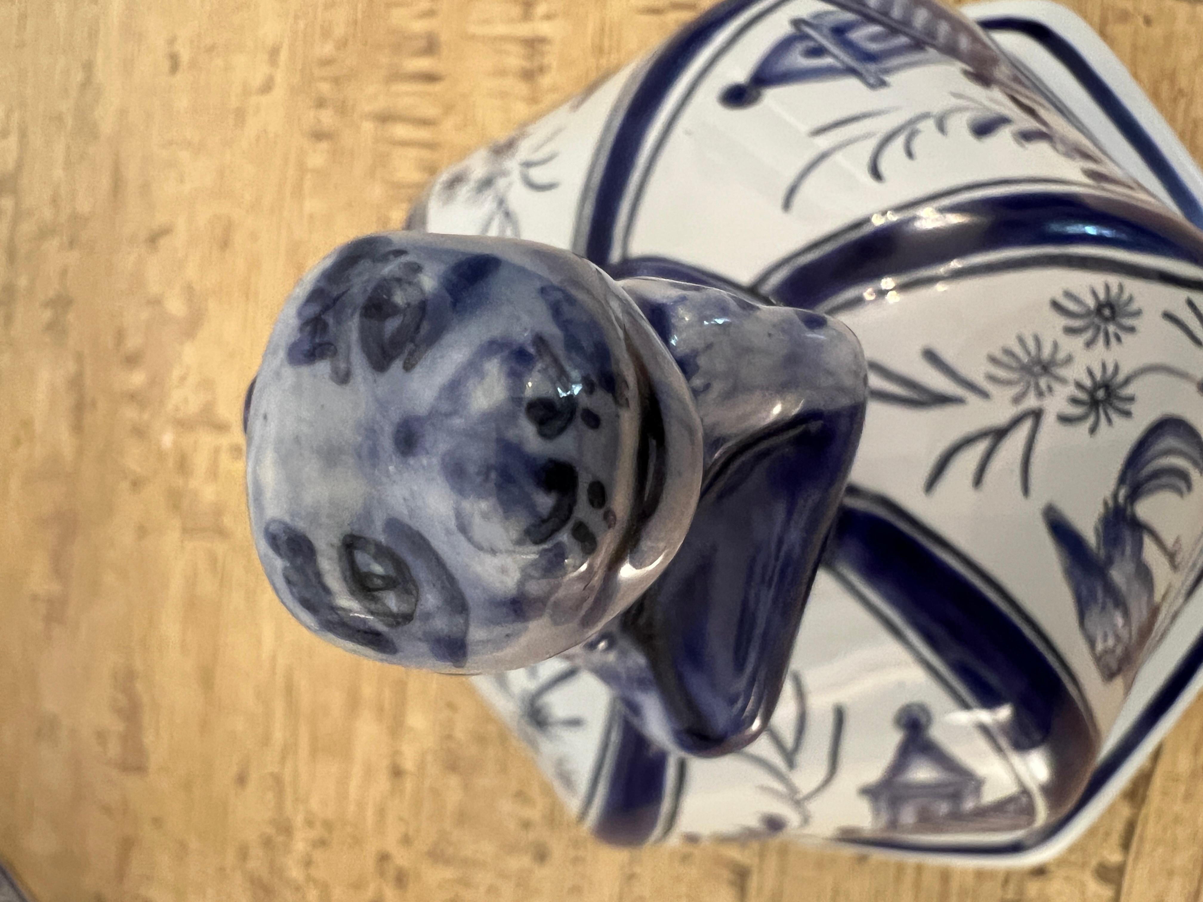 Vaso francese con coperchio dipinto a mano in bianco e blu -  Firmato per Tiffany & Co. in vendita 8
