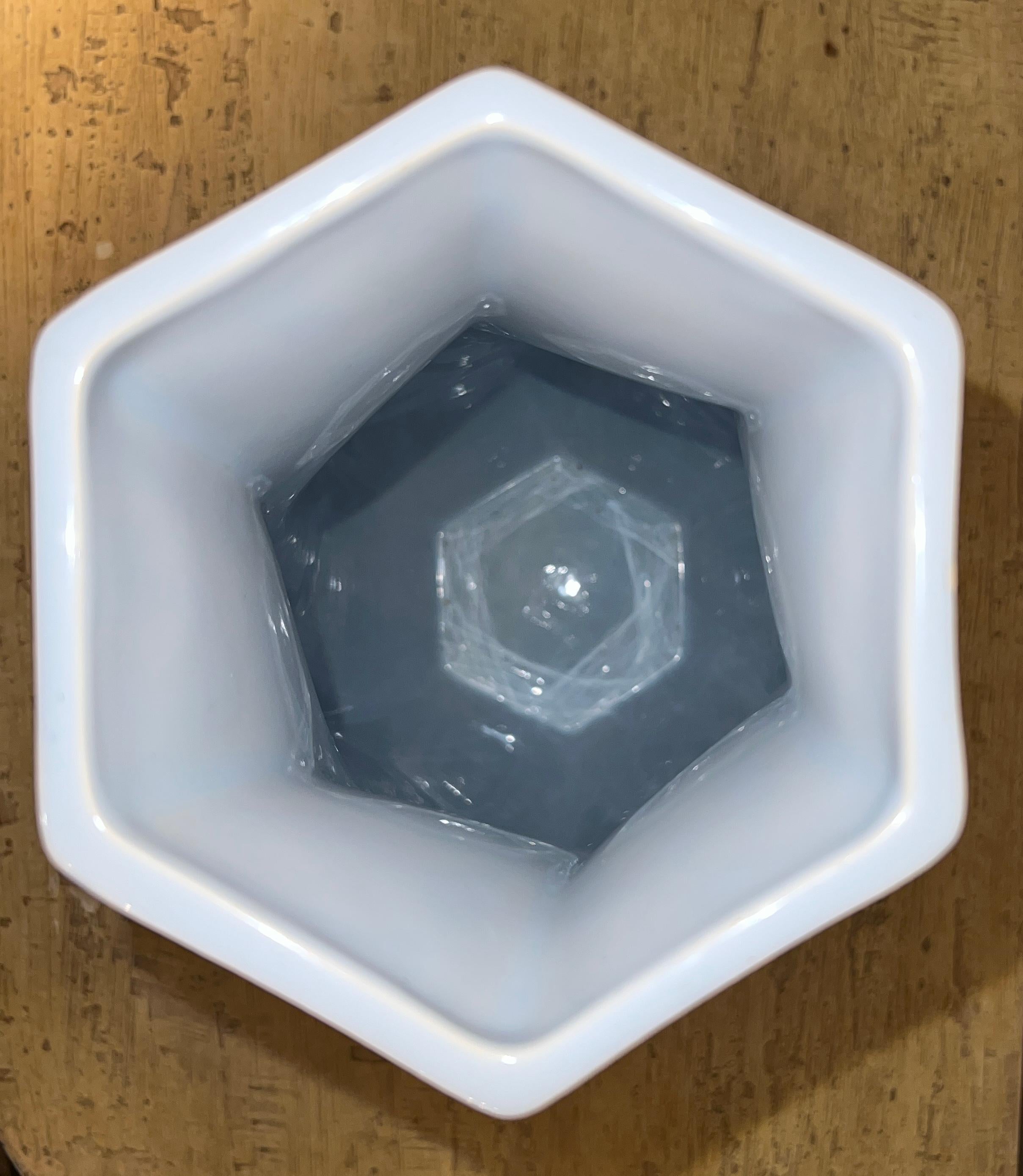Porcellana Vaso francese con coperchio dipinto a mano in bianco e blu -  Firmato per Tiffany & Co. in vendita