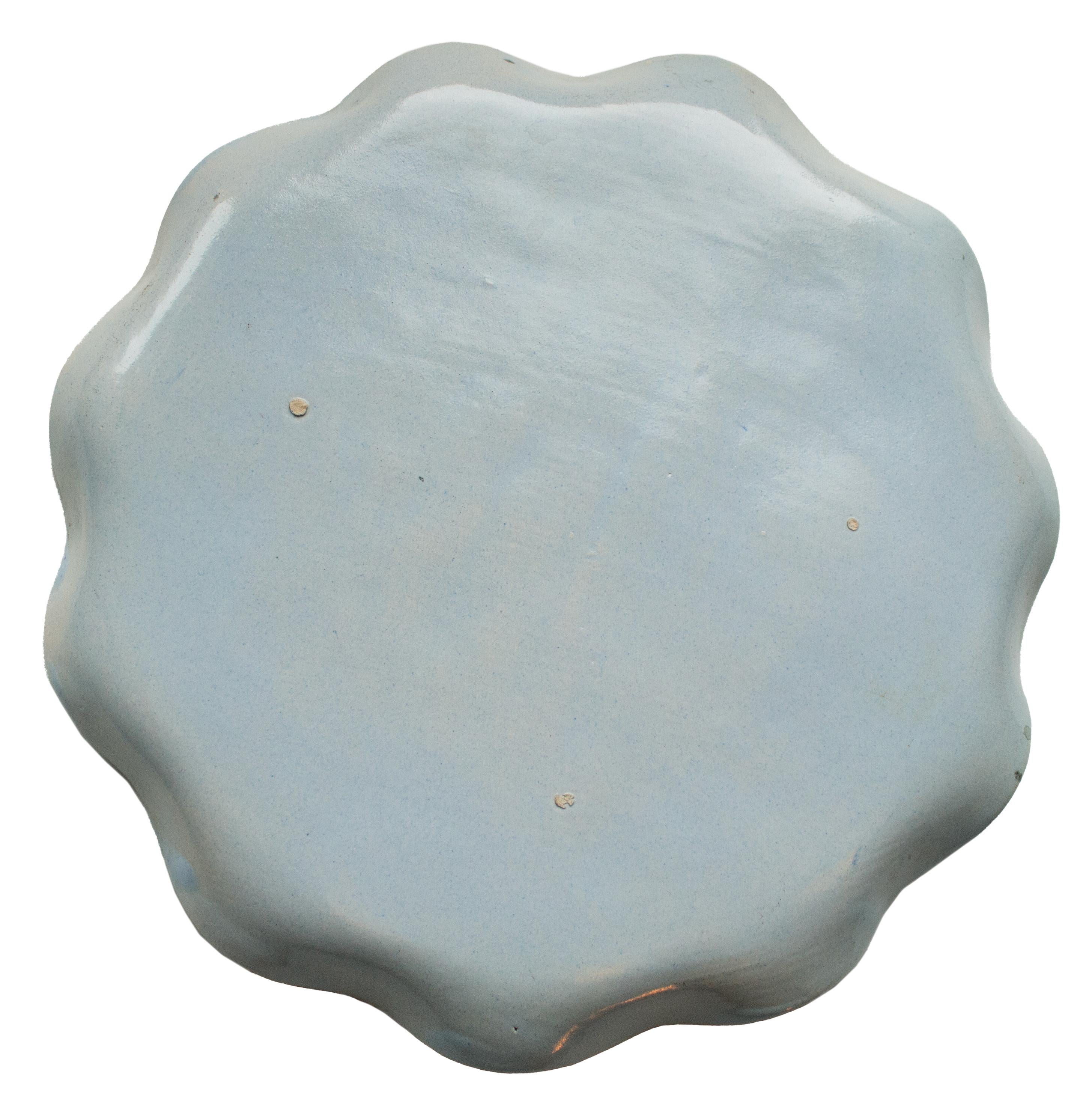 Assiettes de campagne peintes à la main célébrant l'artisanat rural en noir et gris en vente 2